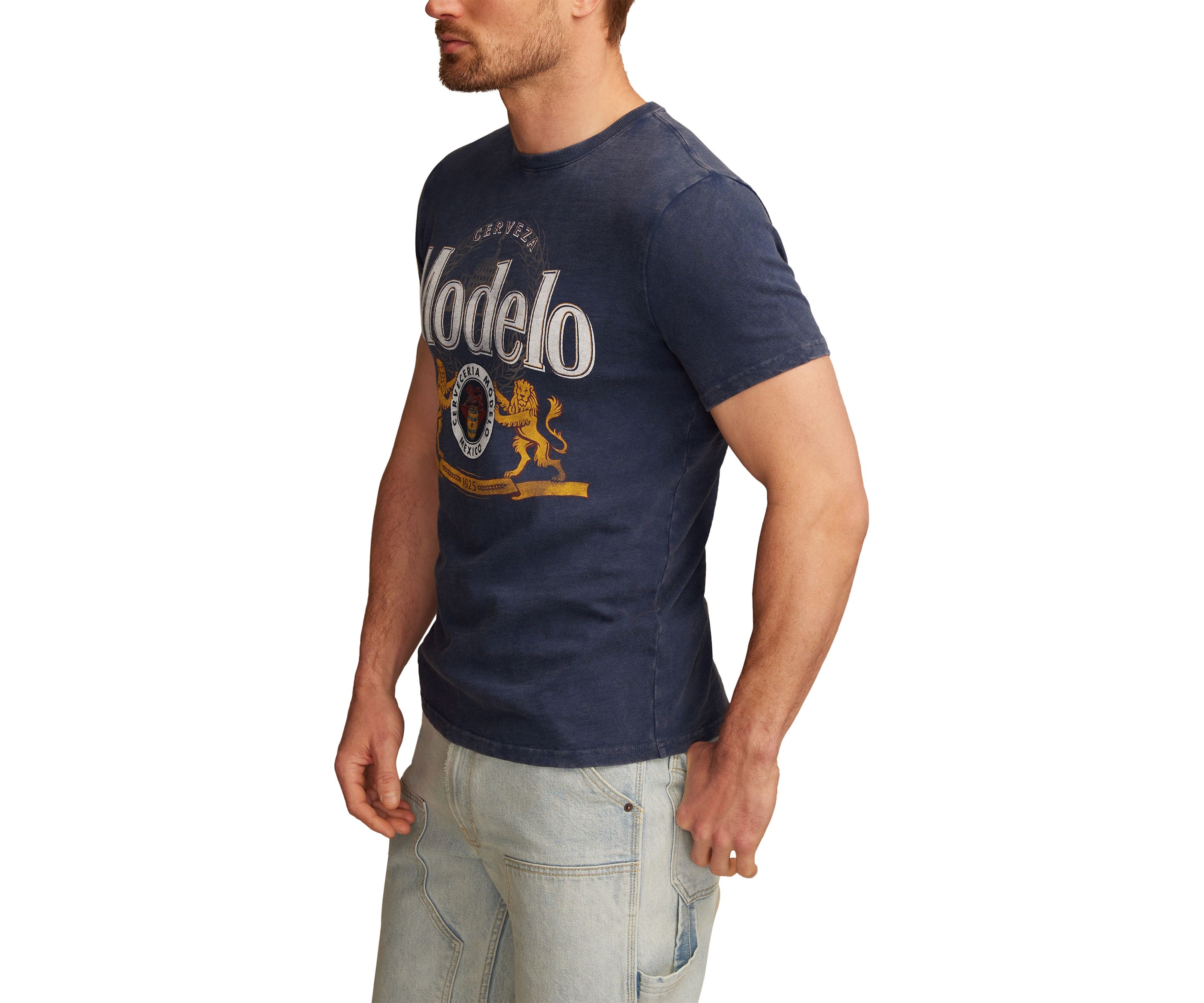 Modelo Logo Graphic T-Shirt