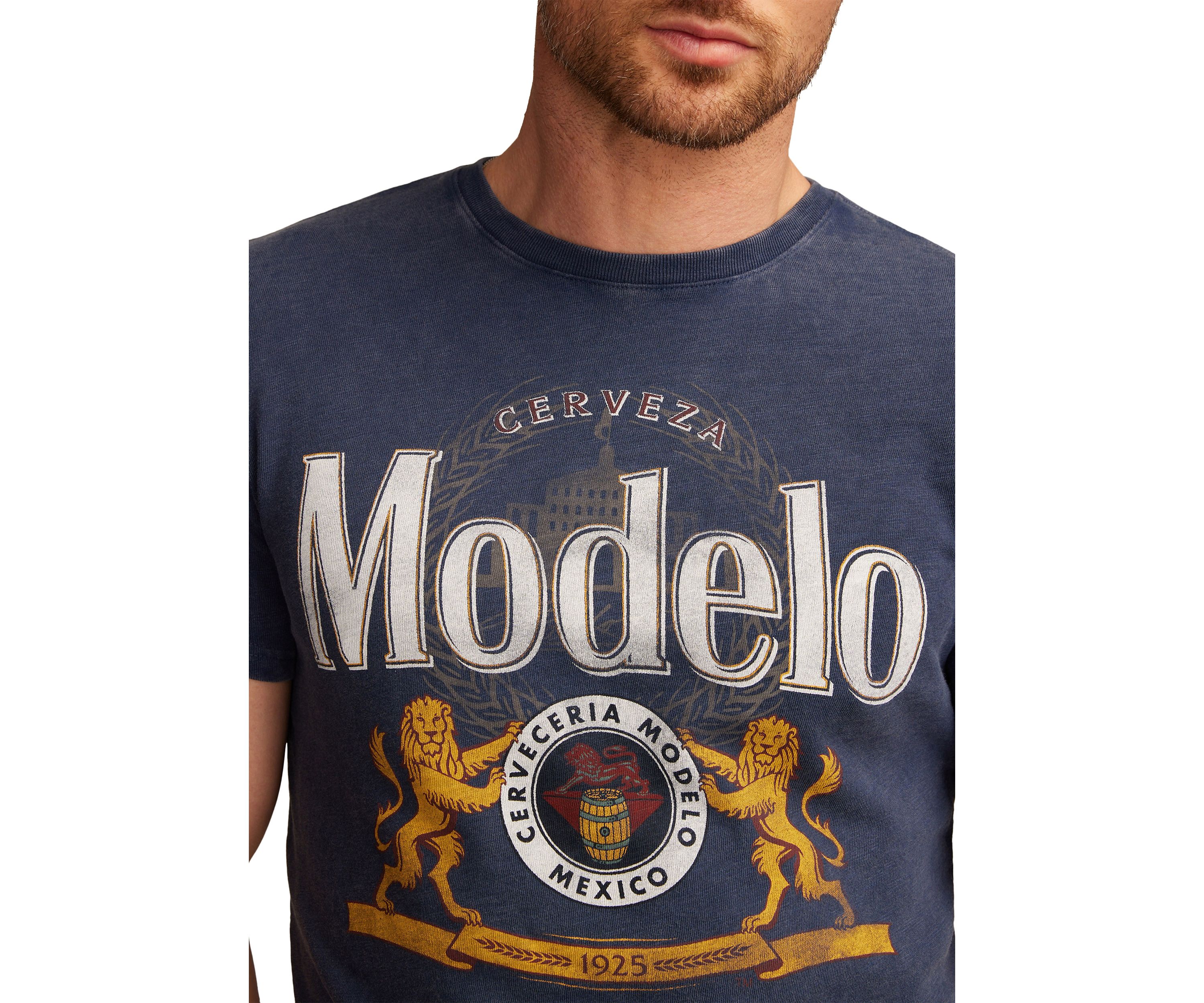Modelo Logo Graphic T-Shirt
