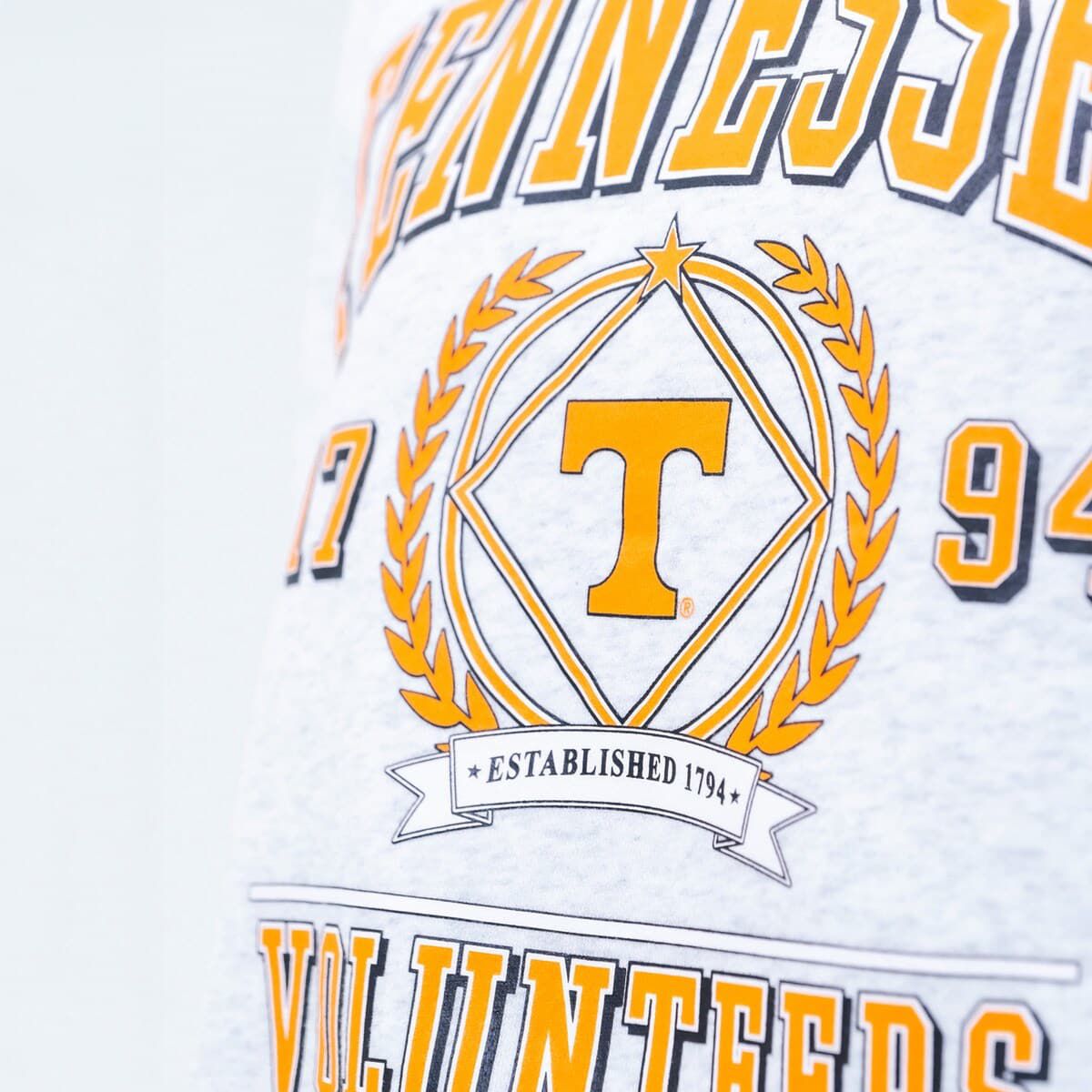 NCAA Unisex Tennessee Volunteers Vintage Crest Pullover Sweatshirt