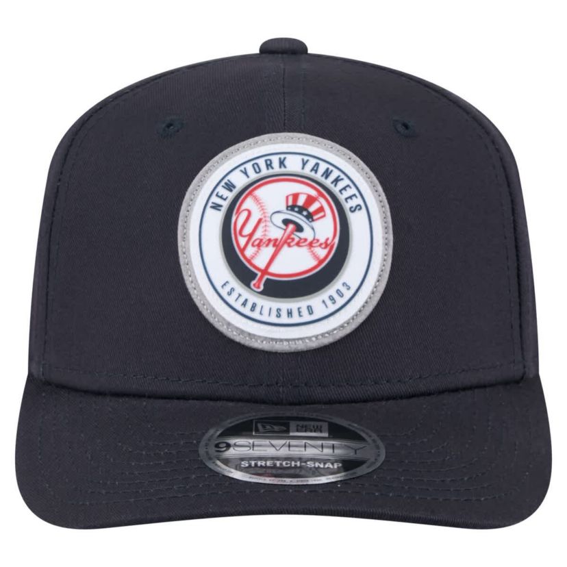 MLB New York Yankees Circle Patch 9SEVENTY Stretch-Snap Hat