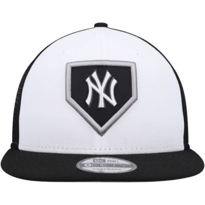 MLB White/Black New York Yankees 2022 Clubhouse Trucker 9FIFTY Snapback Hat