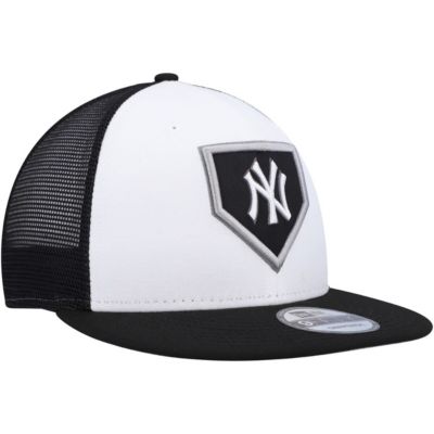 MLB White/Black New York Yankees 2022 Clubhouse Trucker 9FIFTY Snapback Hat