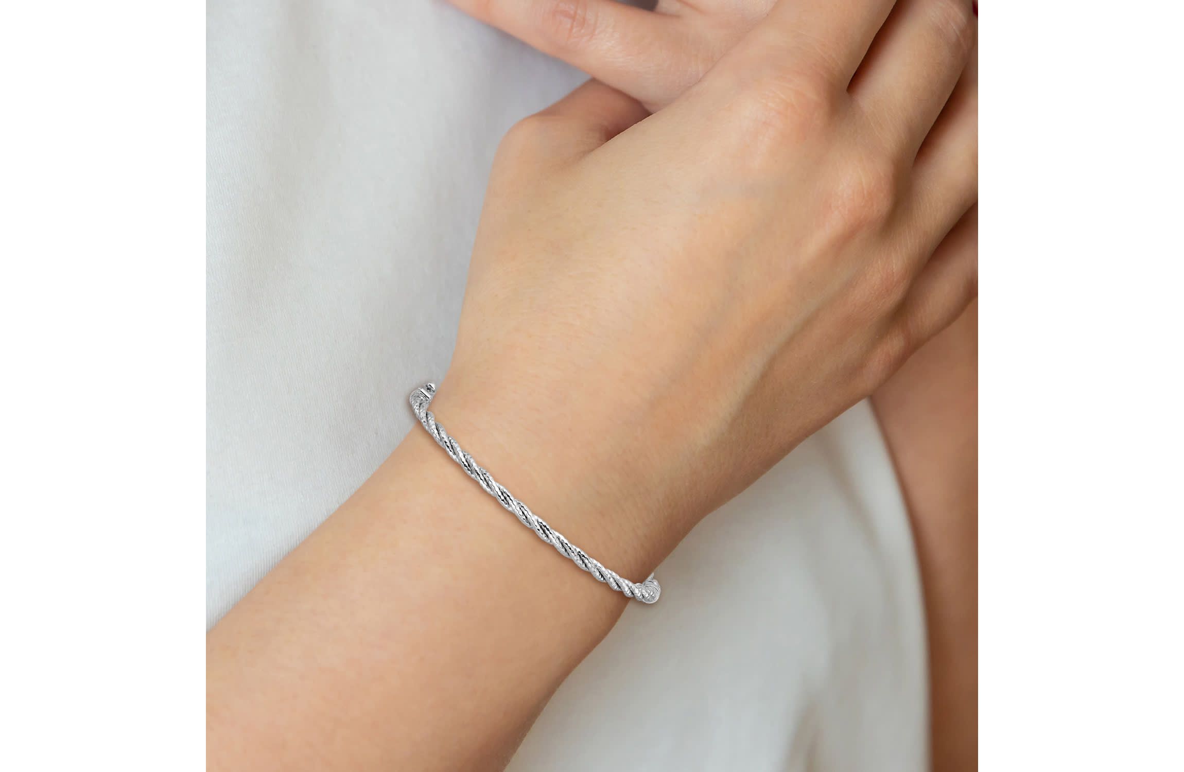 14K Yellow Gold Polished and Diamond-cut Twisted Hinged Bangle
