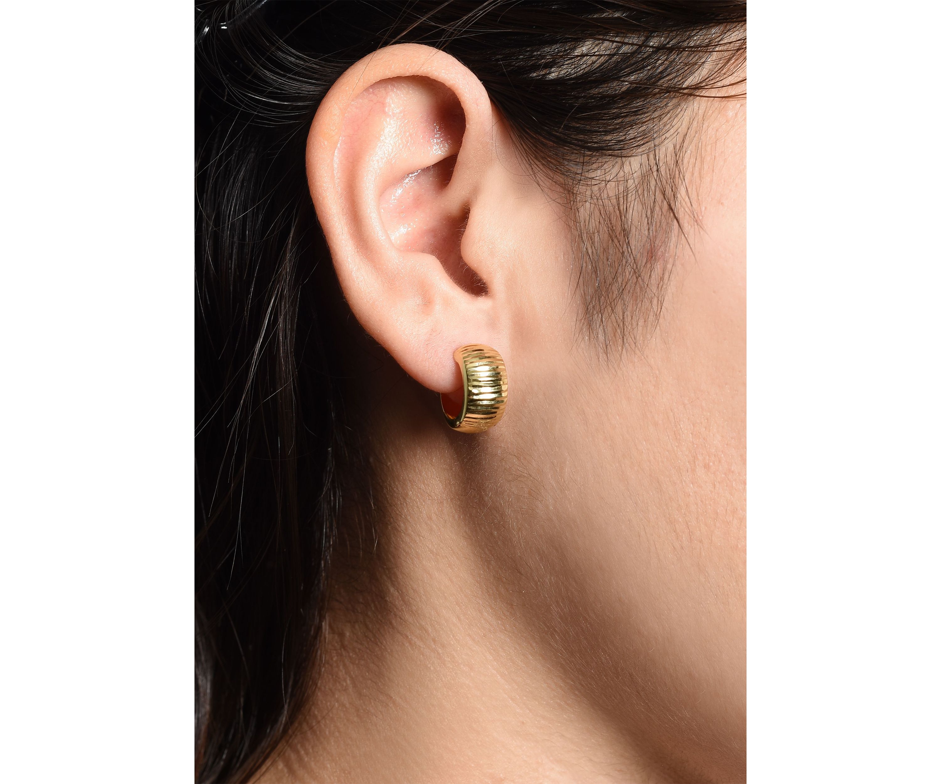 14Ky Huggie Earring