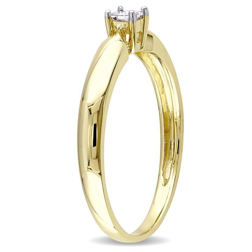 1/10 CT TW Princess Cut Diamond Solitaire Engagement Ring in 10k Yellow Gold