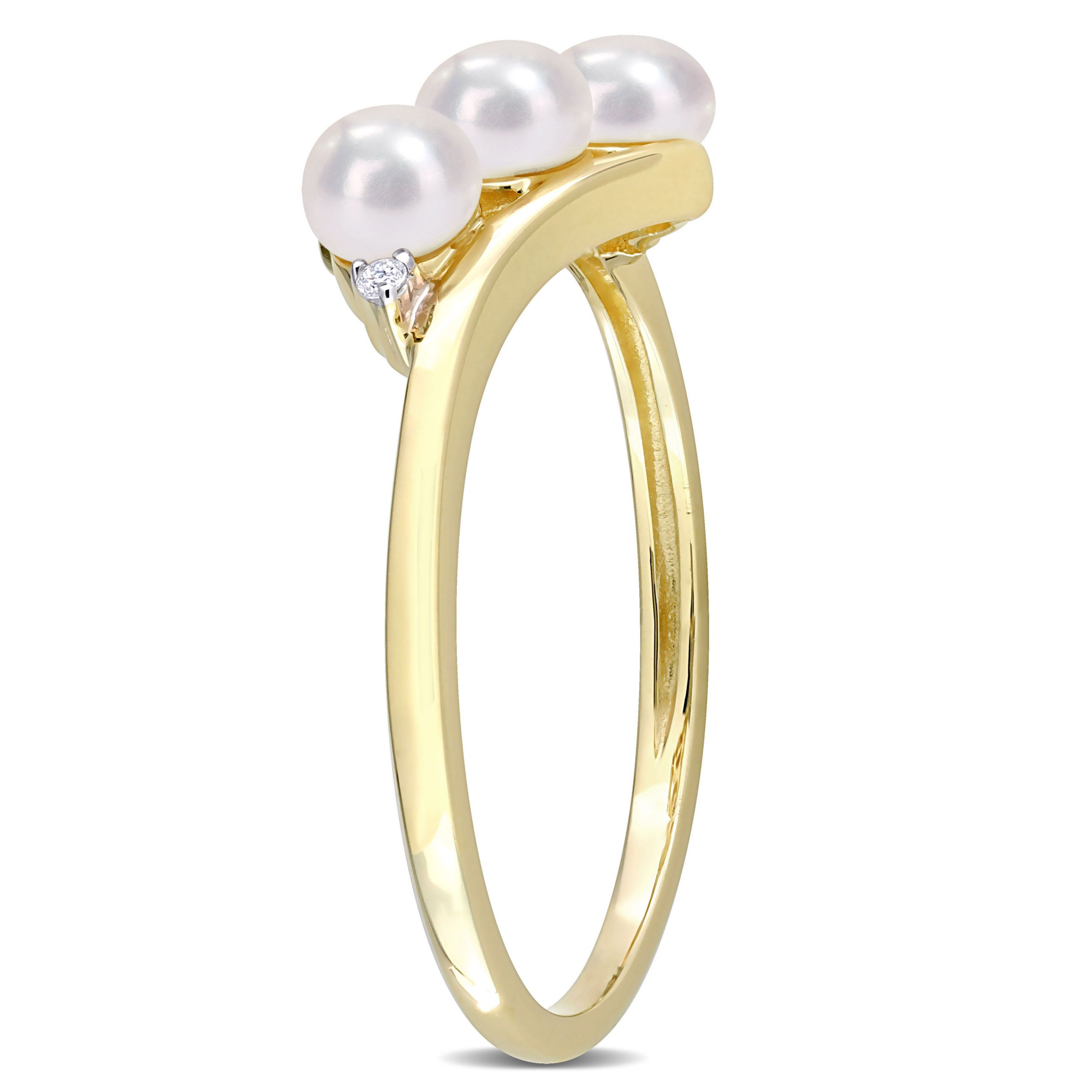 3.5-4MM White Freshwater Cultured Pearl and 1/10 ct. t.w. Diamond Ring in 10K Yellow Gold