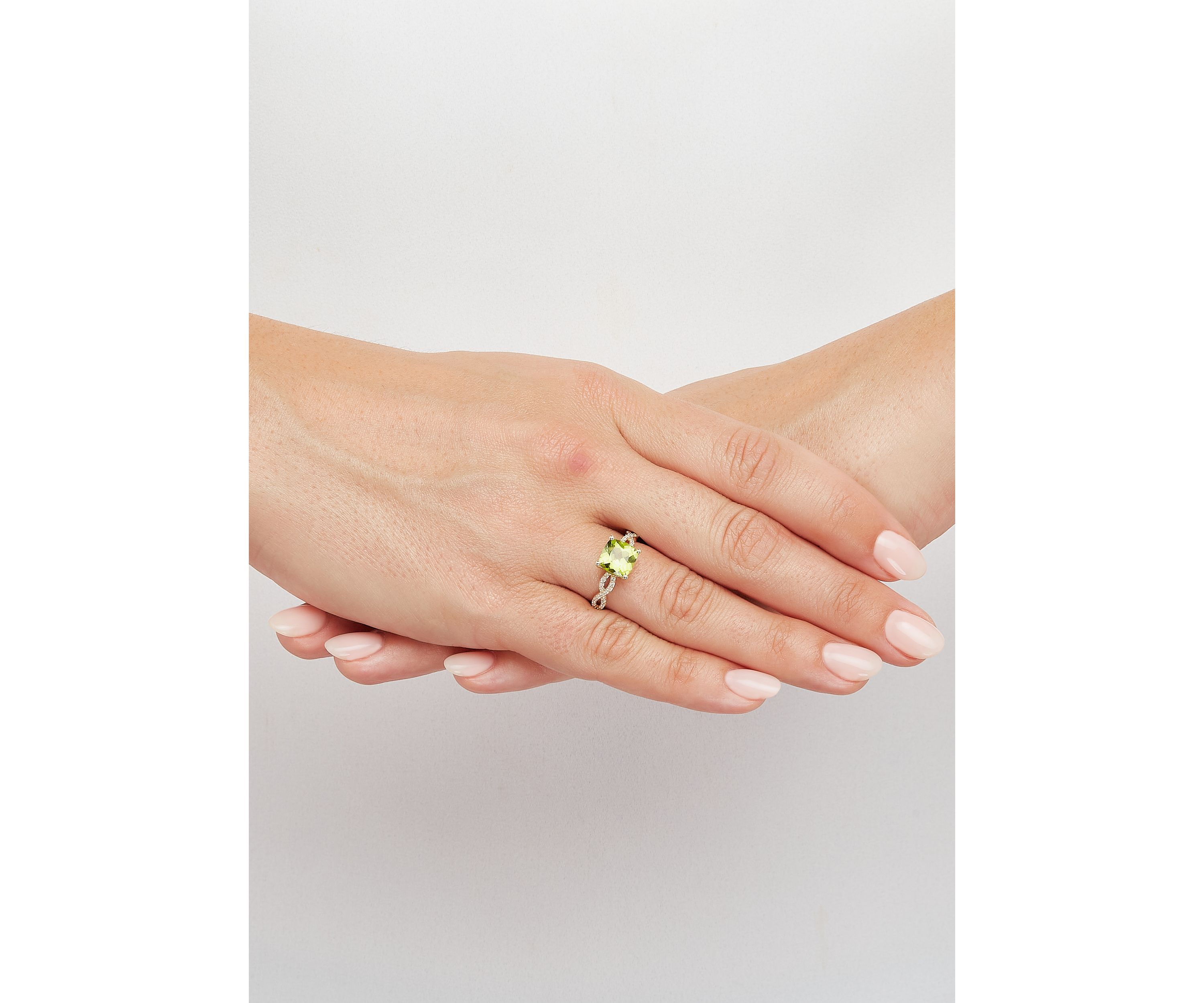 1/6 ct. t.w. Diamond and Peridot Ring in 10K Yellow Gold