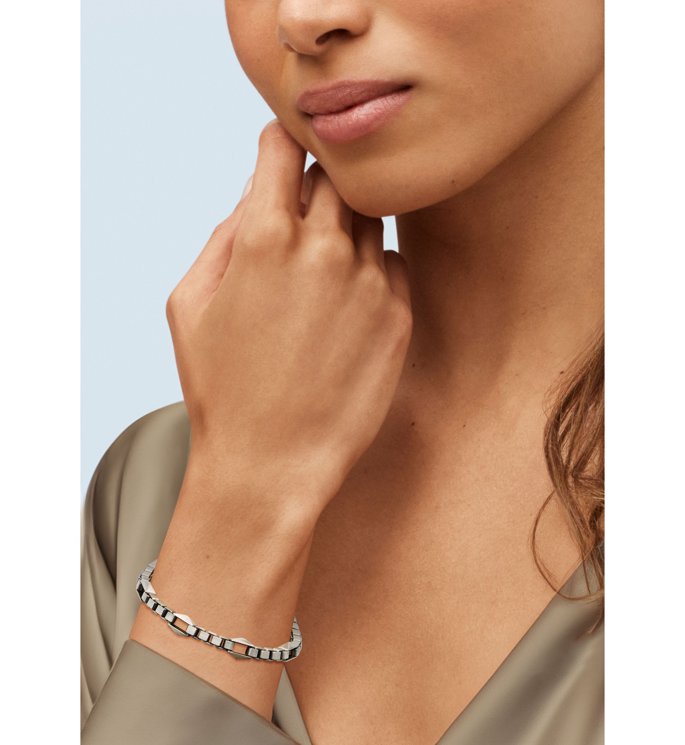Pyramide Shape Station Box Chain Bracelet in Sterling Silver
