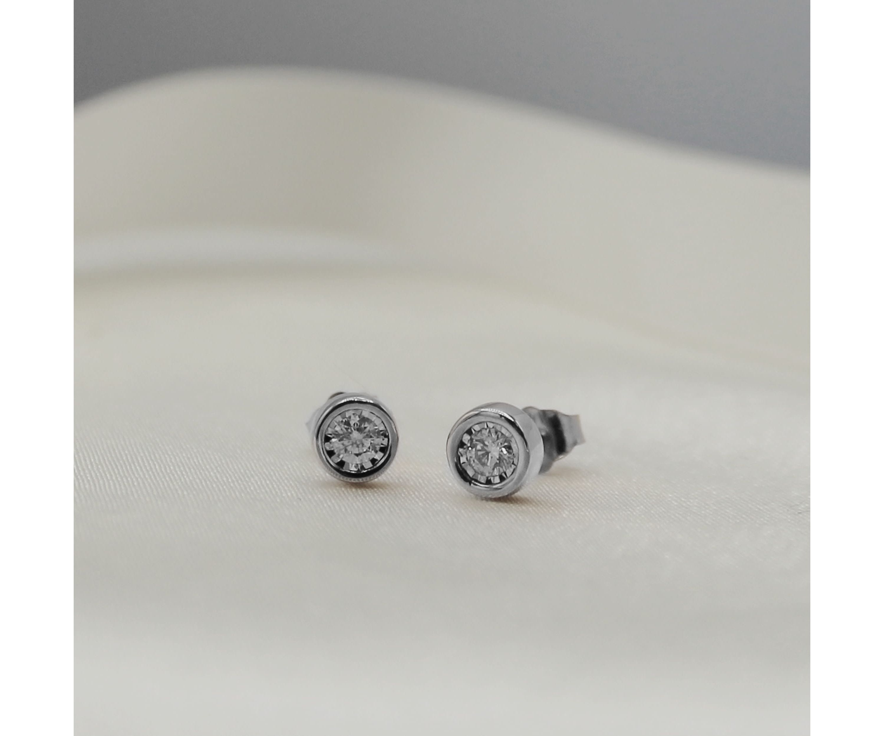 1/4CTW Bezel Diamond Stud Earring set in 14K White Gold