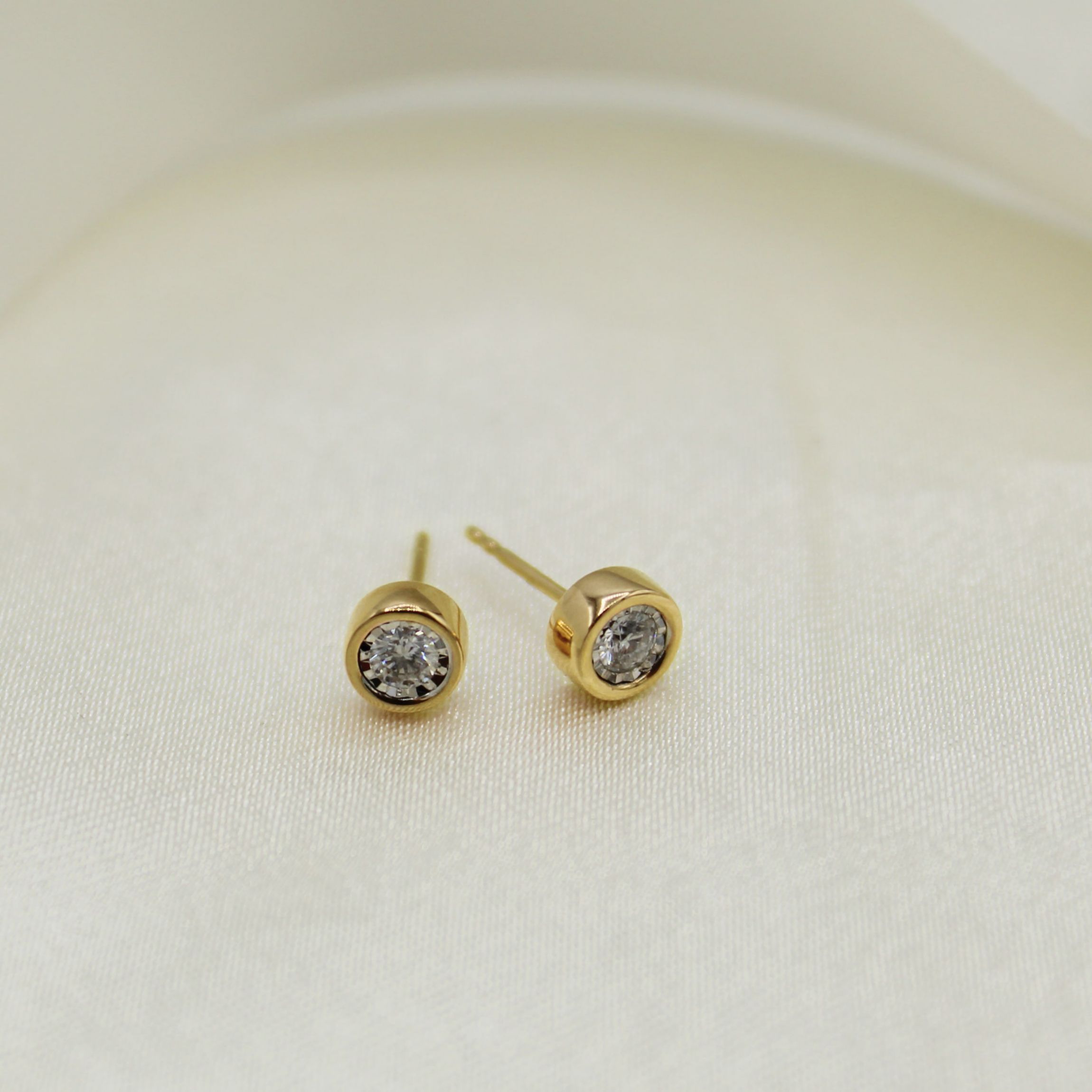 1/2CTW Bezel Diamond Stud Earring set in 14K Yellow Gold