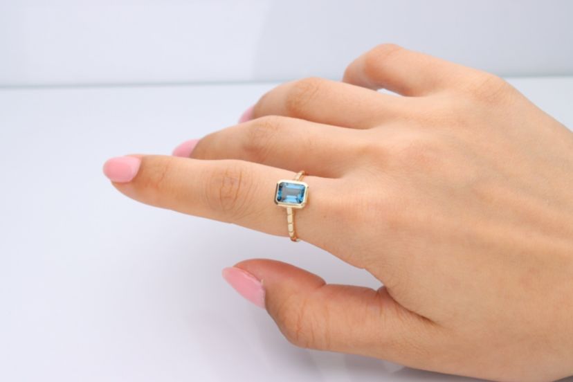 BLUE TOPAZ Ring in 10K YELLOW GOLD