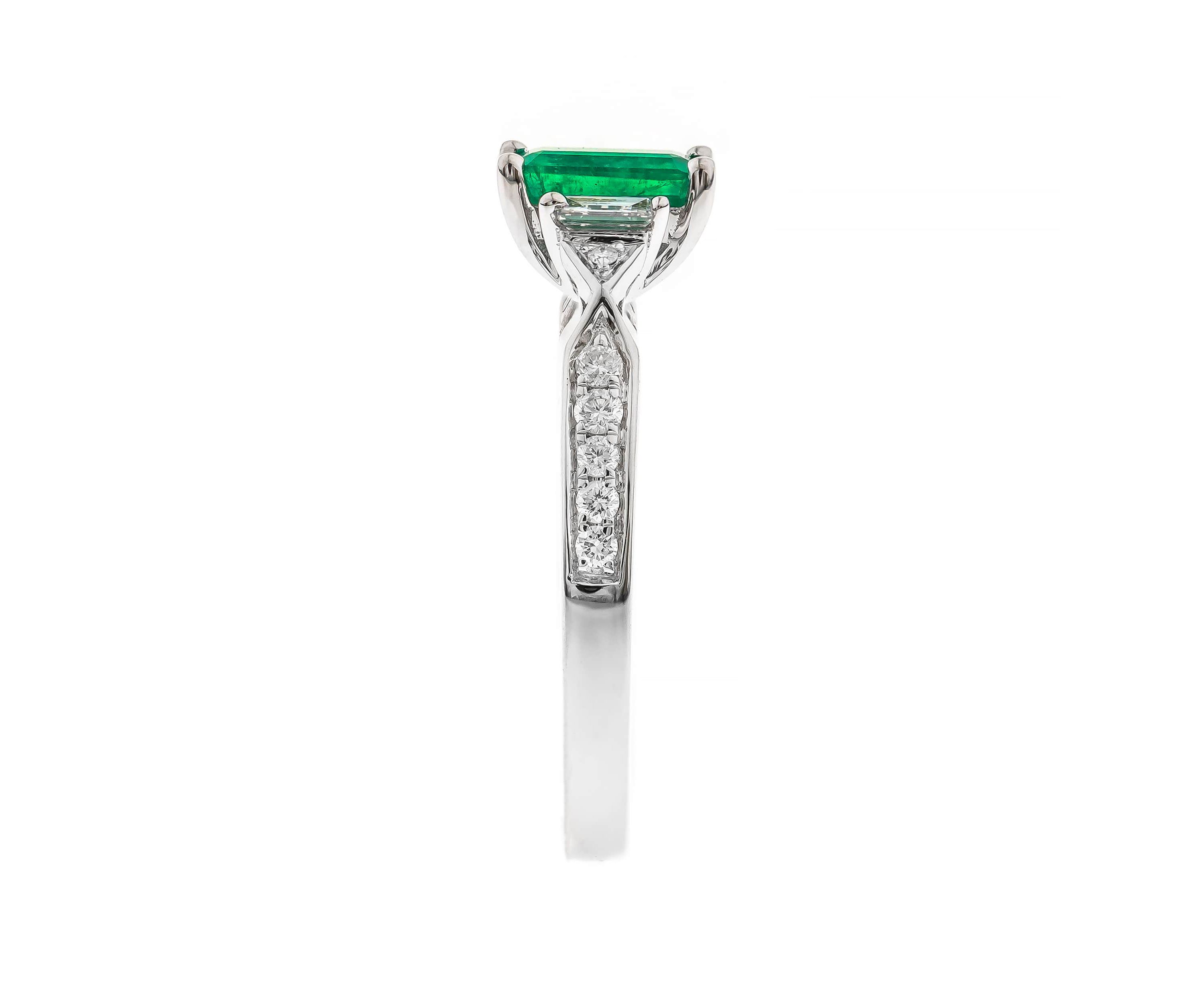EMERALD Ring in 10K WHITE GOLD