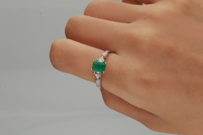 EMERALD Ring in 10K WHITE GOLD