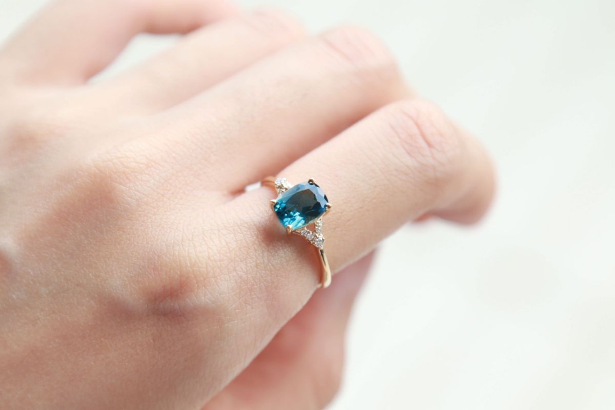 BLUE TOPAZ Ring in 10K YELLOW GOLD