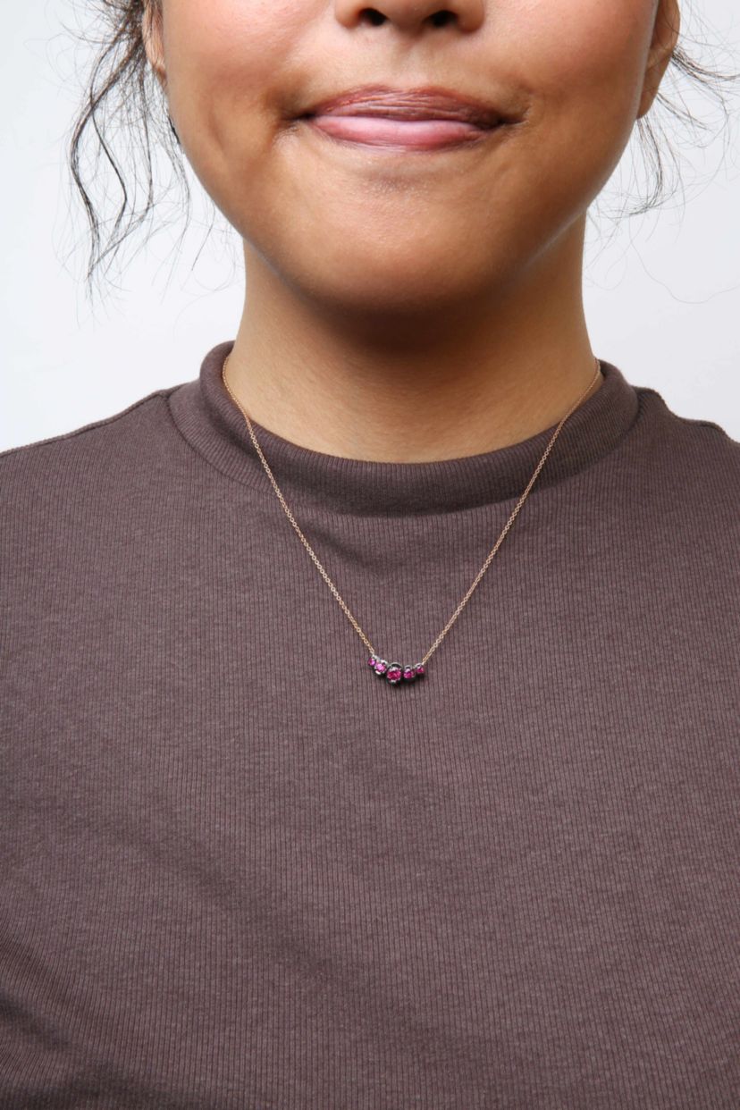 18K Gold 3/4 Cttw Diamonds and Ruby Curved Bar Choker Necklace