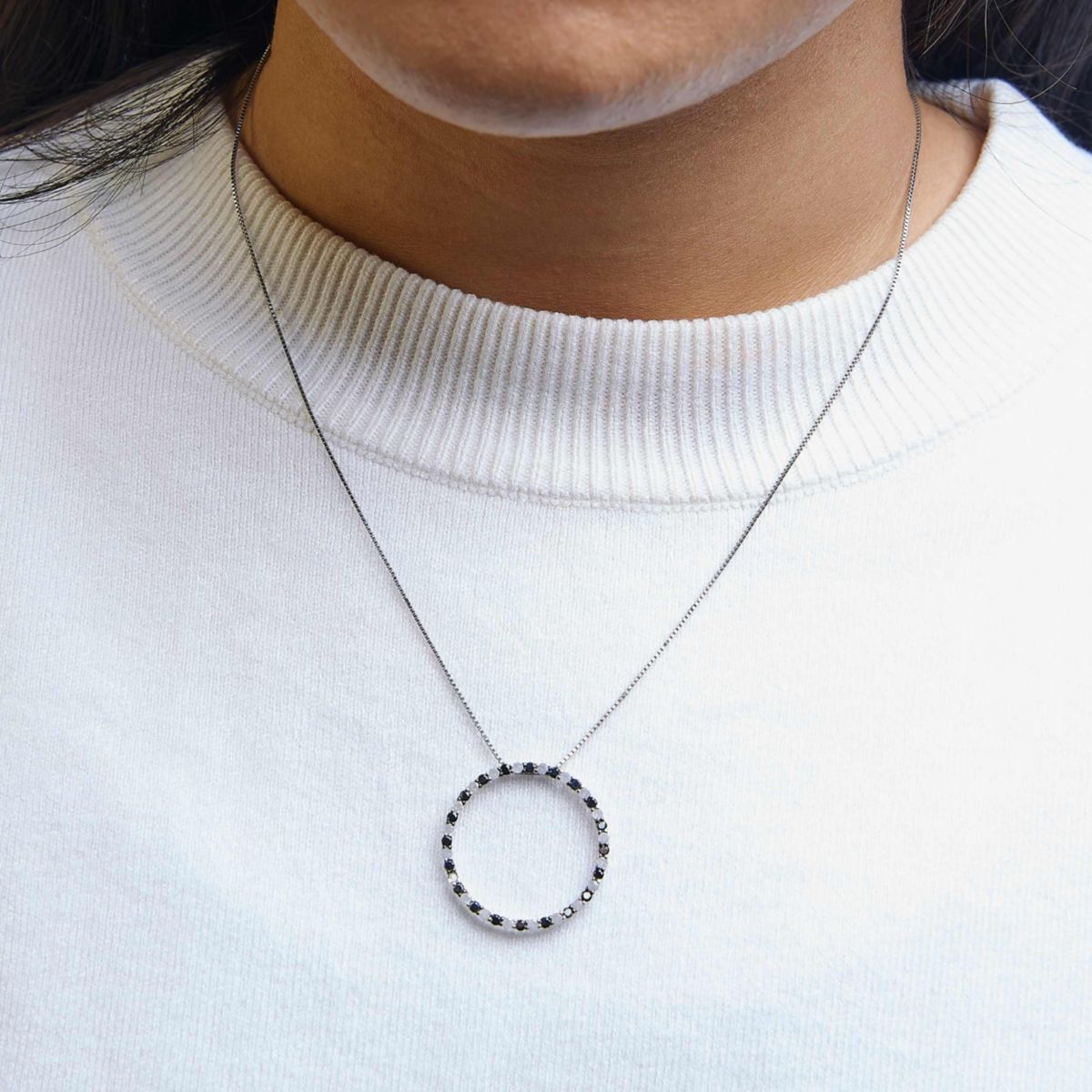 Silver 1.0 Cttw Alternating Black and White Diamond Hoop Circle Pendant Necklace