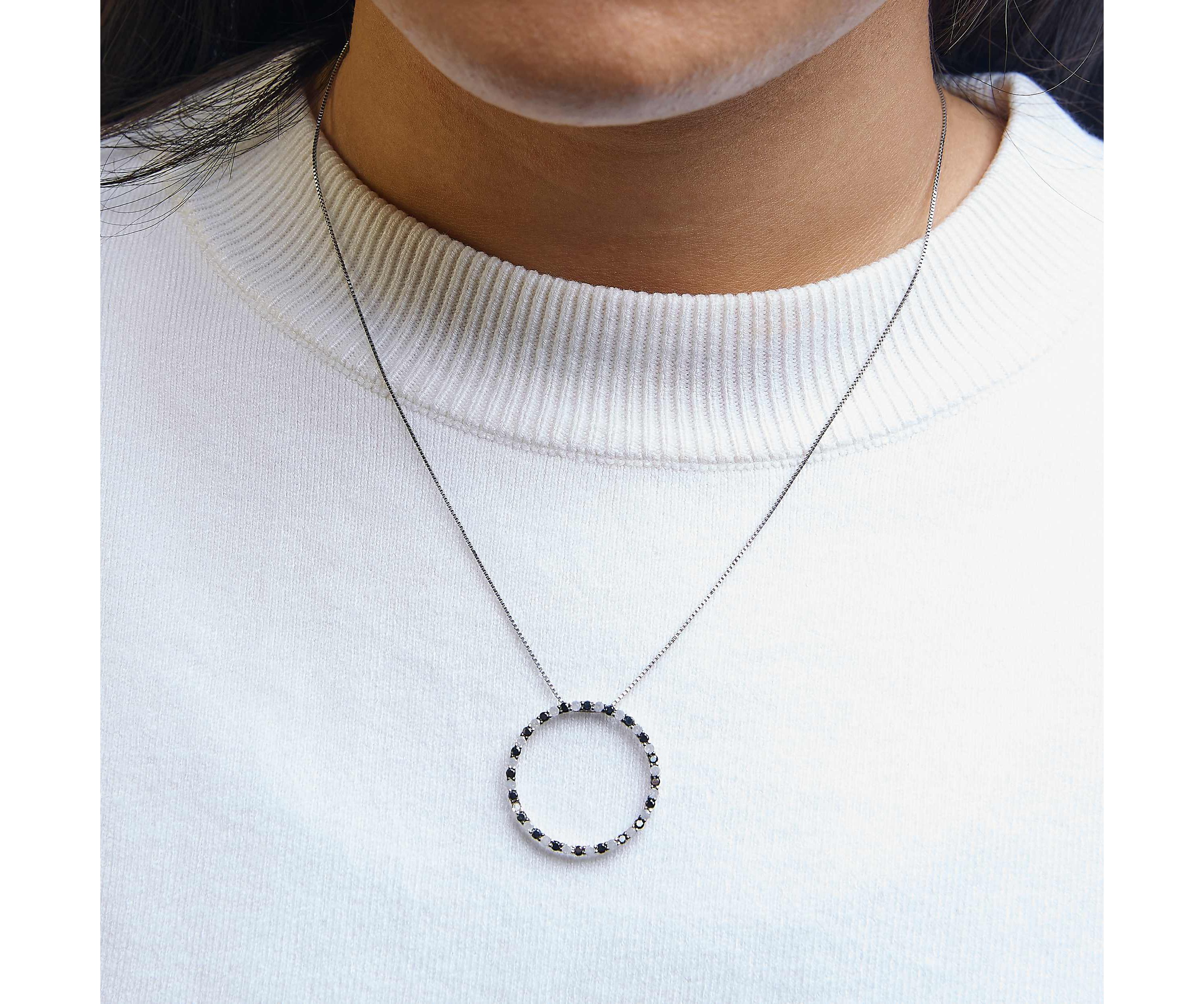 Silver 1.0 Cttw Alternating Black and White Diamond Hoop Circle Pendant Necklace