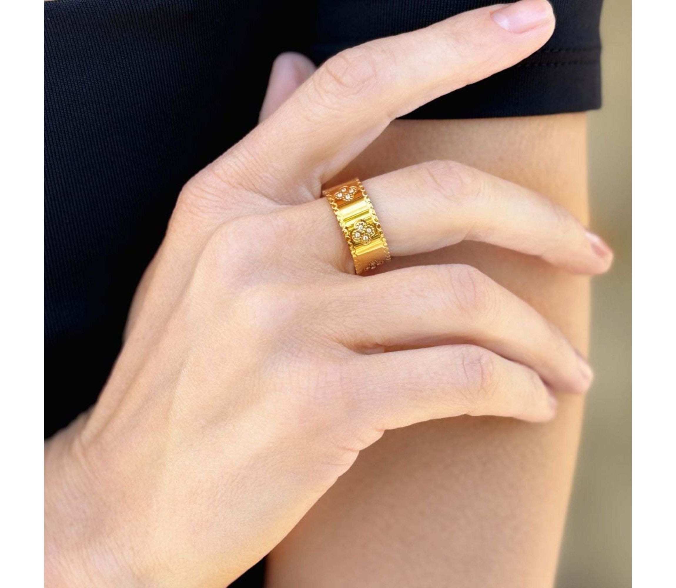 Tarnish Resistant 18k Gold Plated Crystal Clover Band Ring