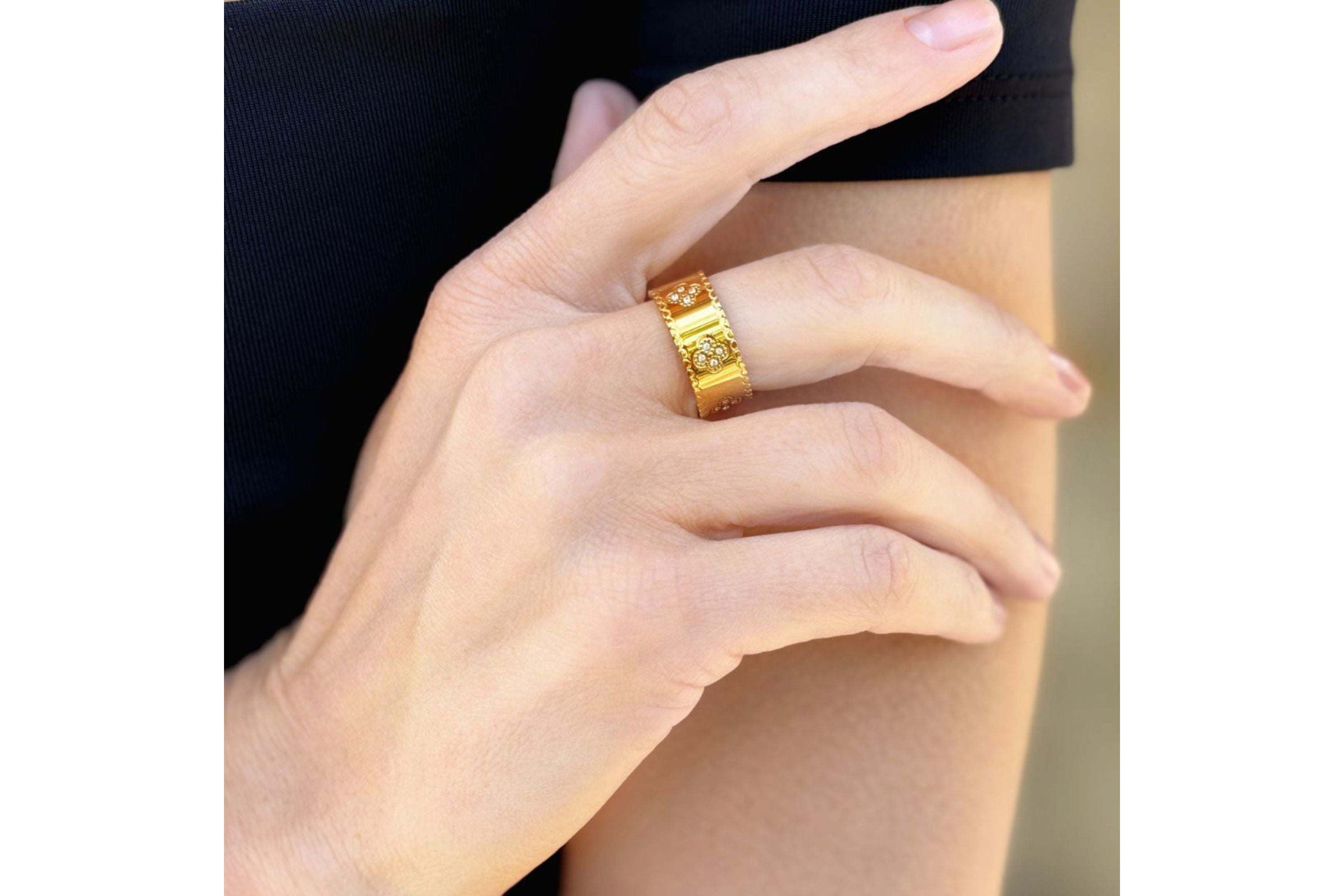 Tarnish Resistant 18k Gold Plated Crystal Clover Band Ring
