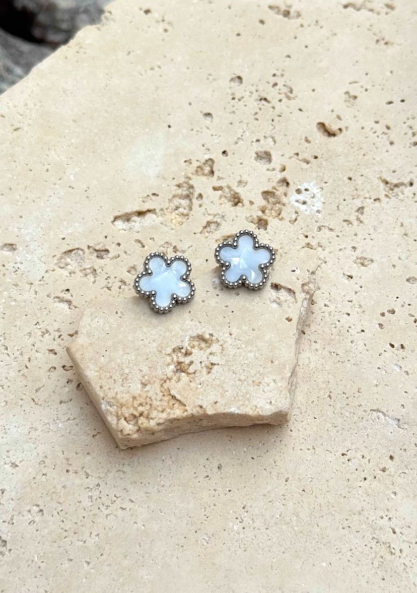 Tarnish Resistant Silver Plated Mother of Pearl 5-Leaf Clover Stud Earrings