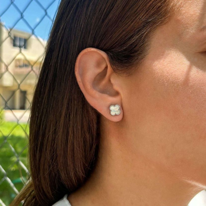 White Mother of Pearl Flower Stud Earrings silver