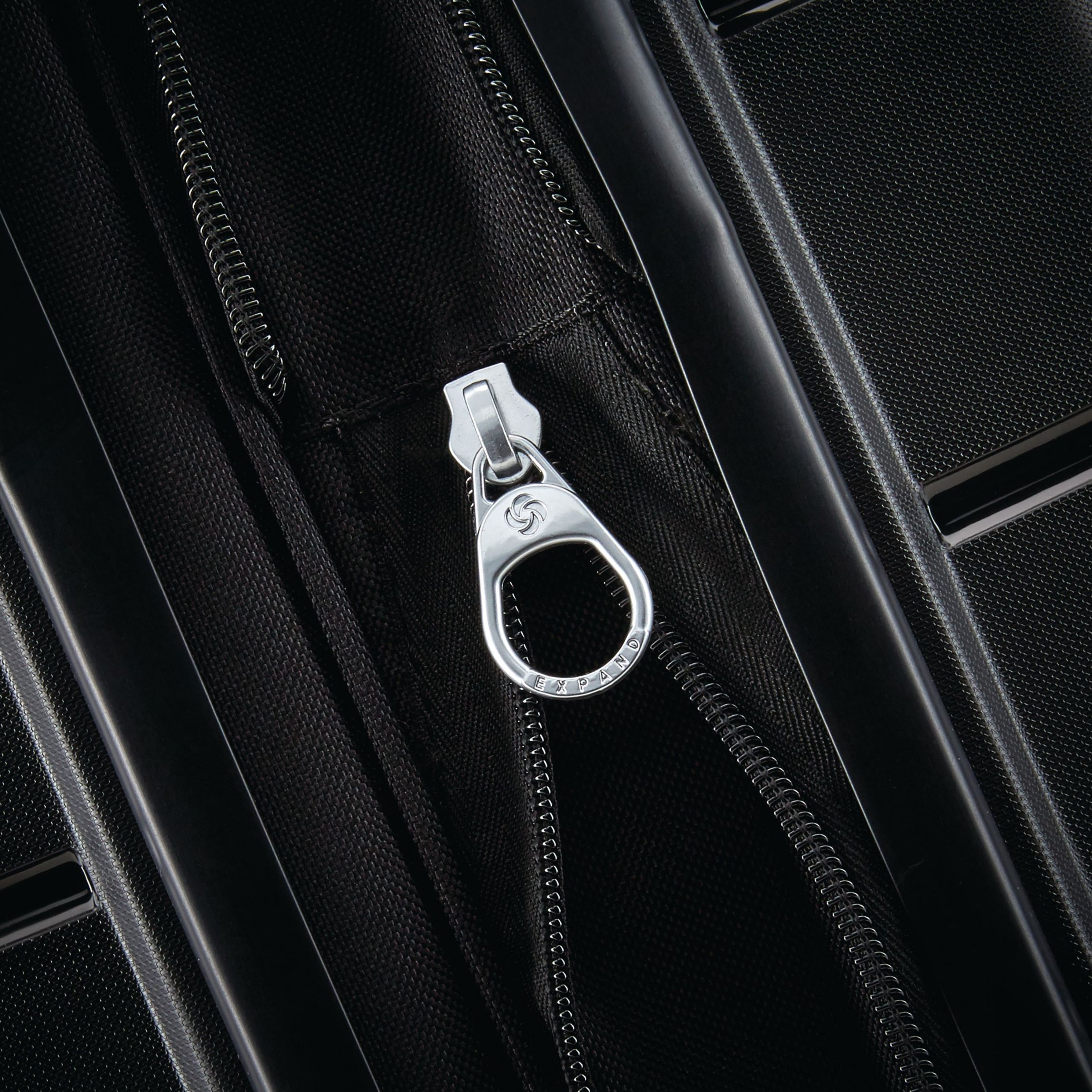 Freeform Spinner Suitcase