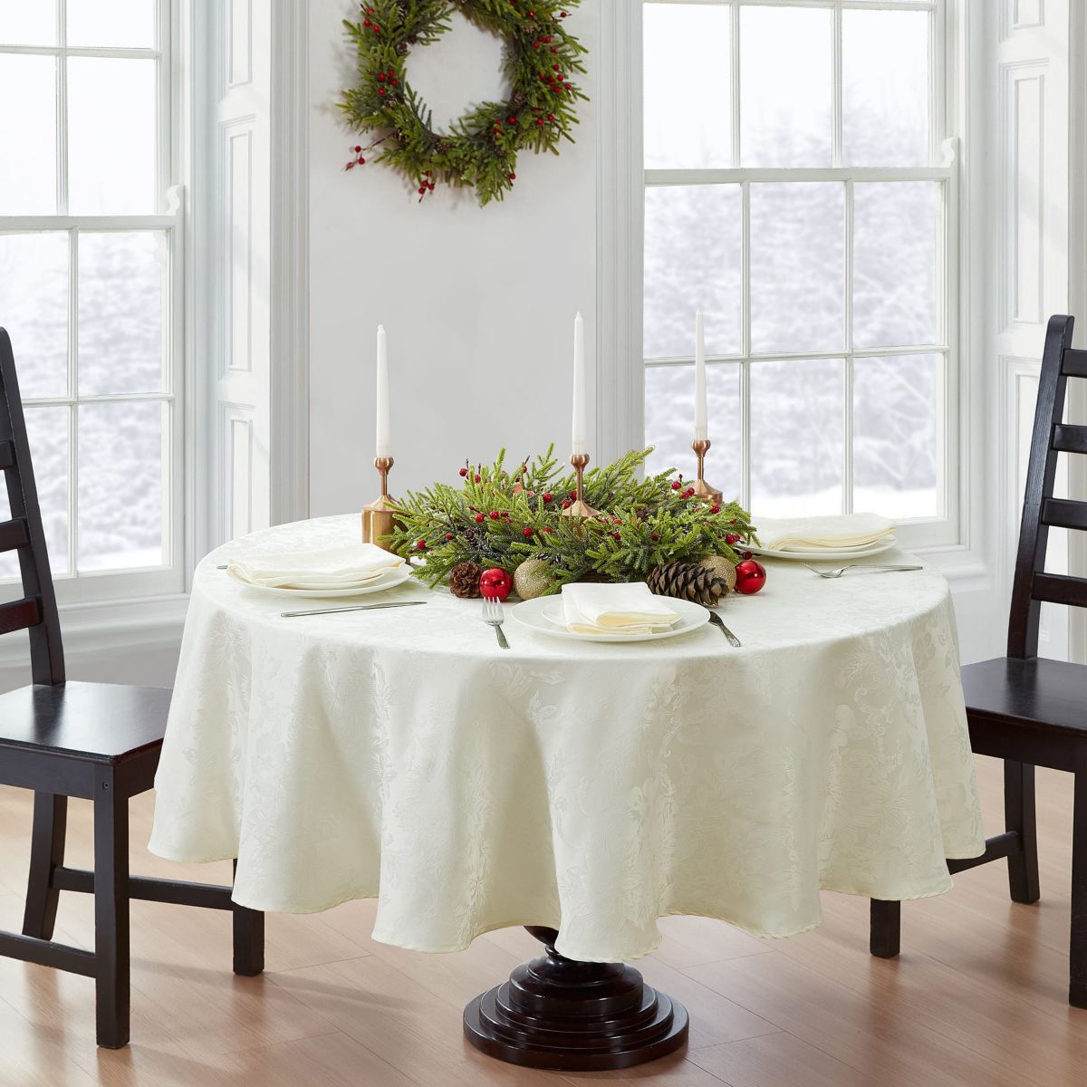 Poinsettia Elegance Jacquard Holiday Oval/Round Tablecloth