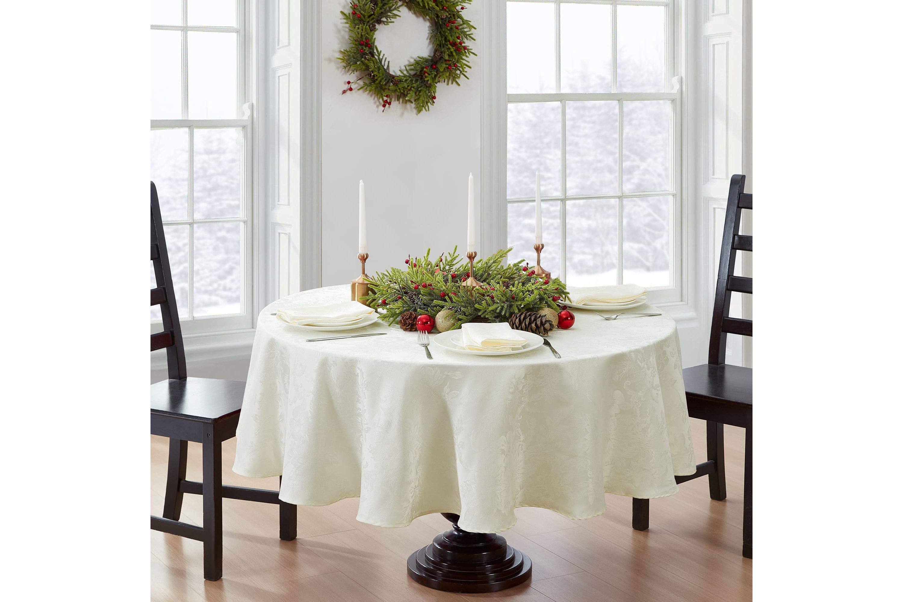 Poinsettia Elegance Jacquard Holiday Oval/Round Tablecloth