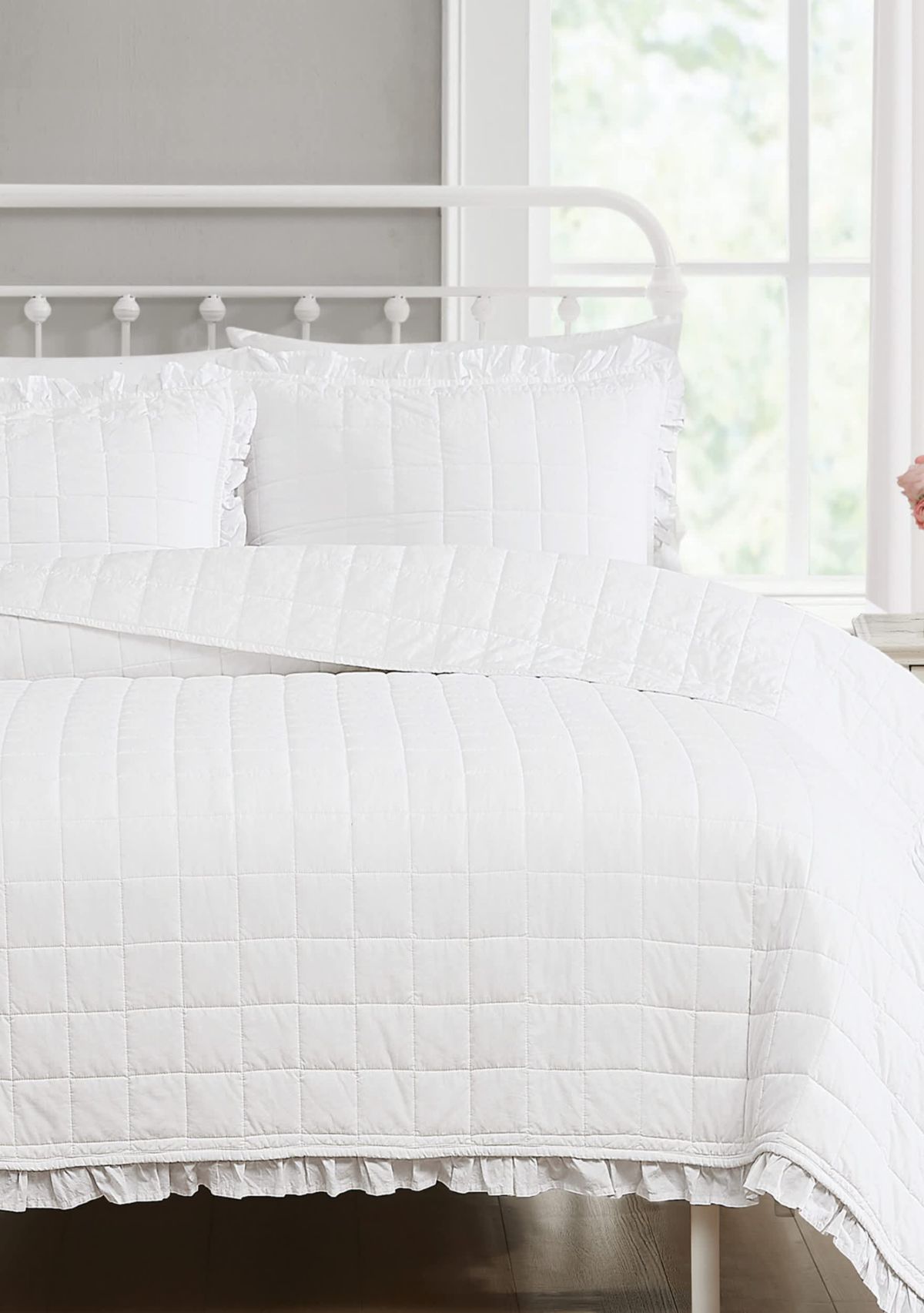 The Farmhouse by Rachel Ashwell Ruffled Washed Cotton White Full/Queen 3 Piece Quilt Set