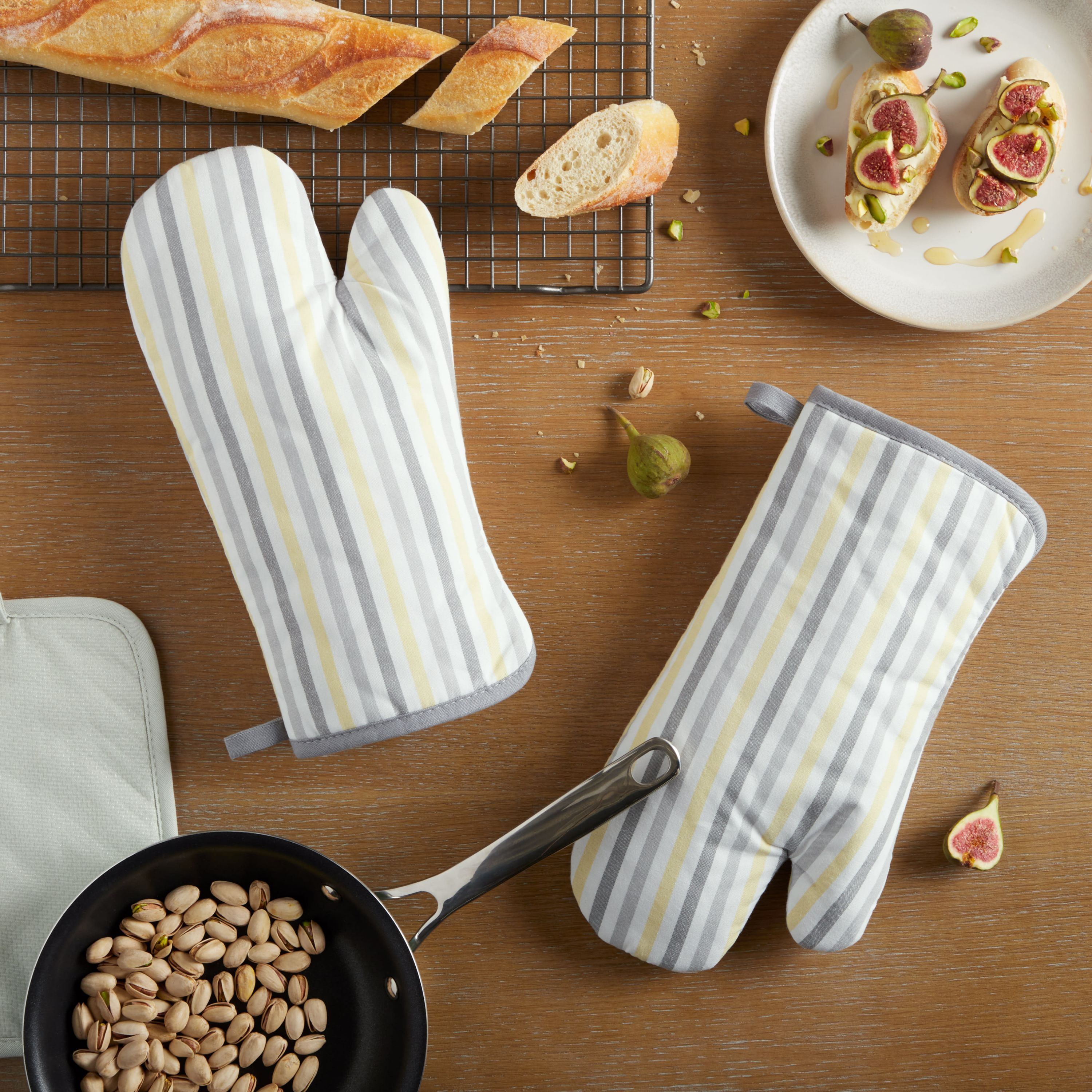 Daisy Stripe Oven Mitt Set