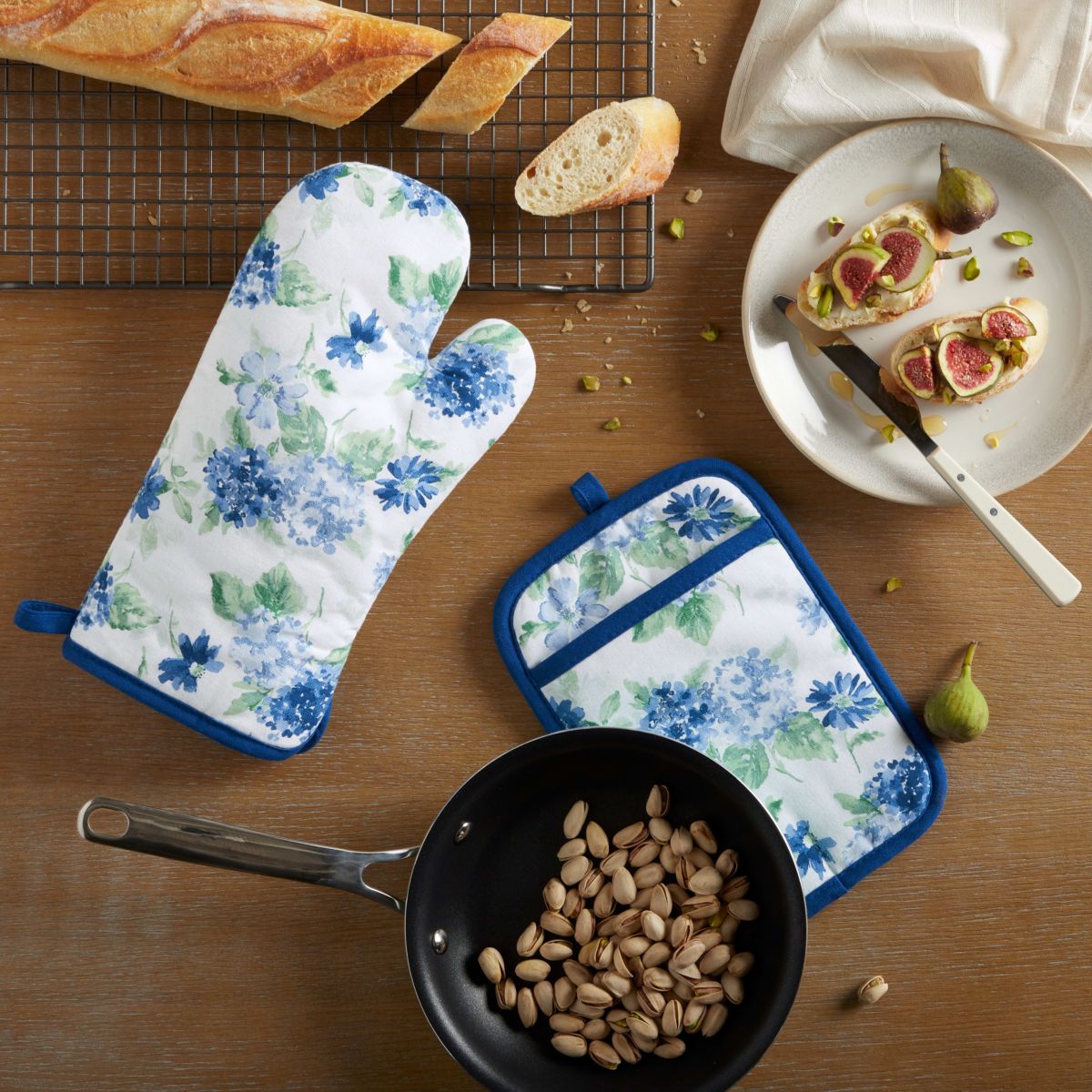 Amber Floral Oven Mitt and Pot Holder Set