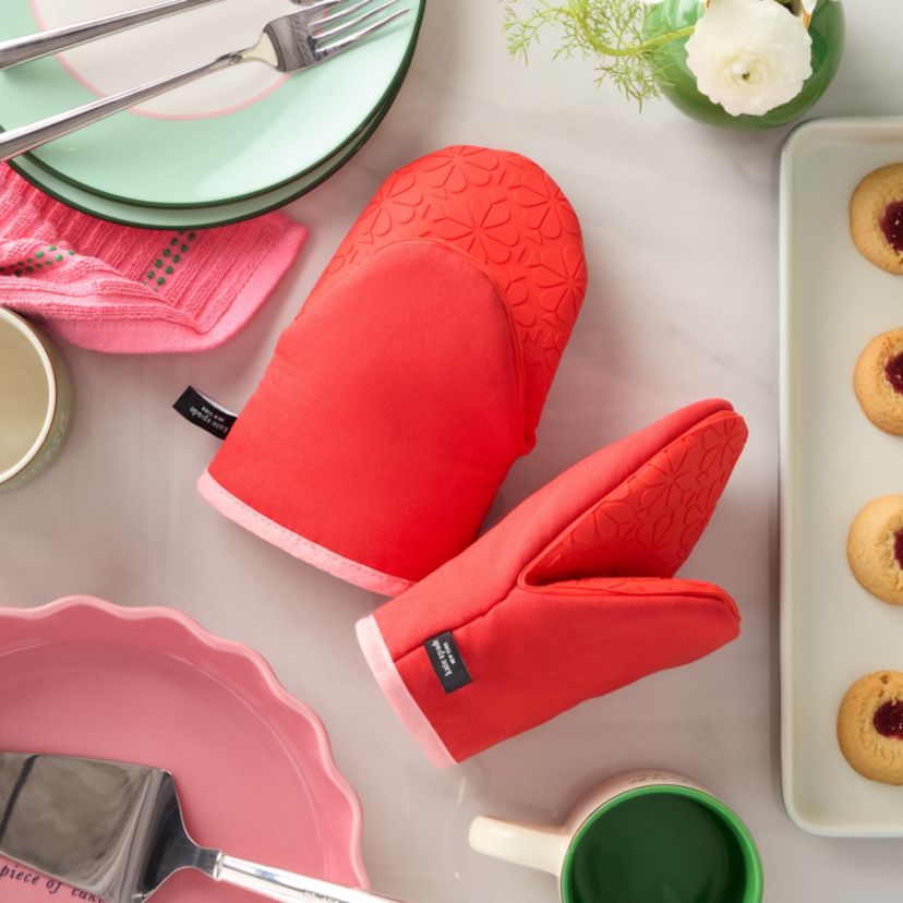 Spade Flower Soft Silicone 2-Pack Mini Oven Mitt Set