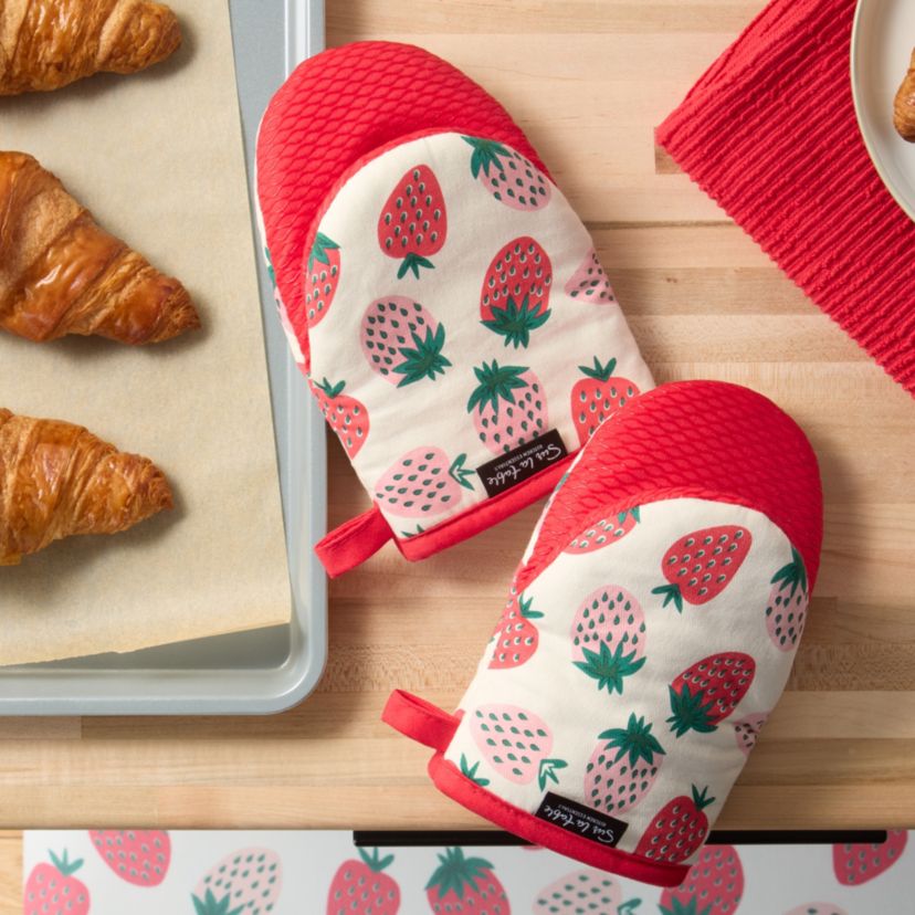 Quirky Strawberries Fruit Pink/Green Mini Oven Mitt Set