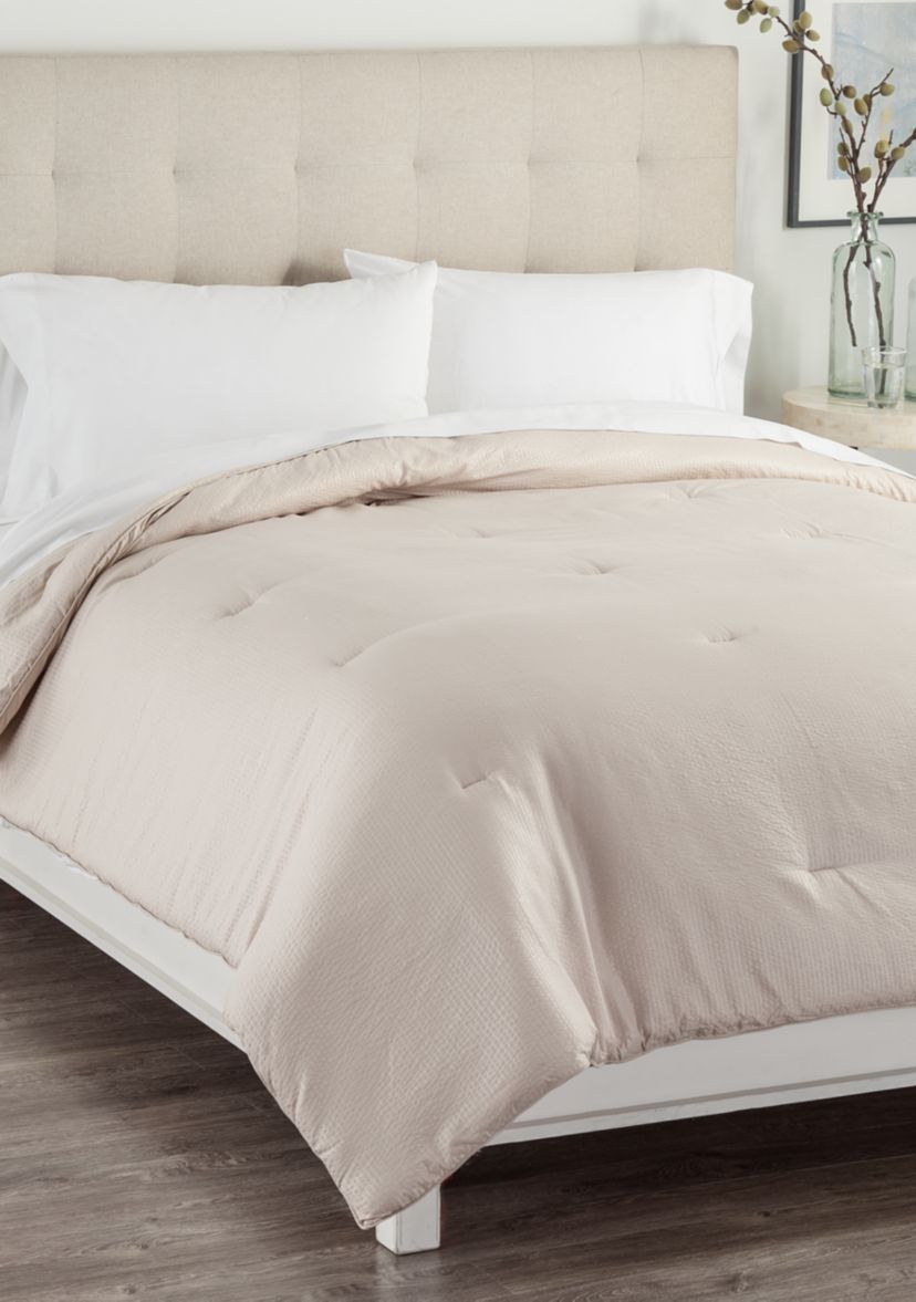 Down Alternative Seersucker Comforter