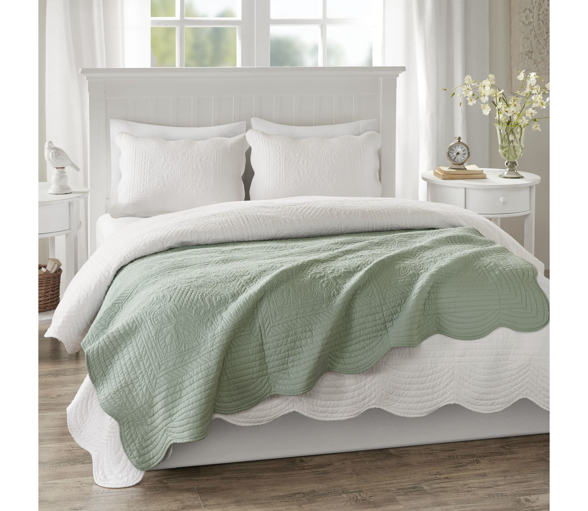 Tuscany Oversized Quilted Throw with Scalloped Edges