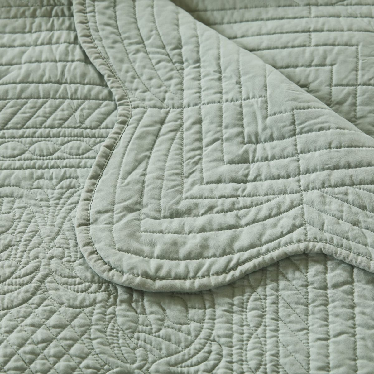Tuscany Oversized Quilted Throw with Scalloped Edges