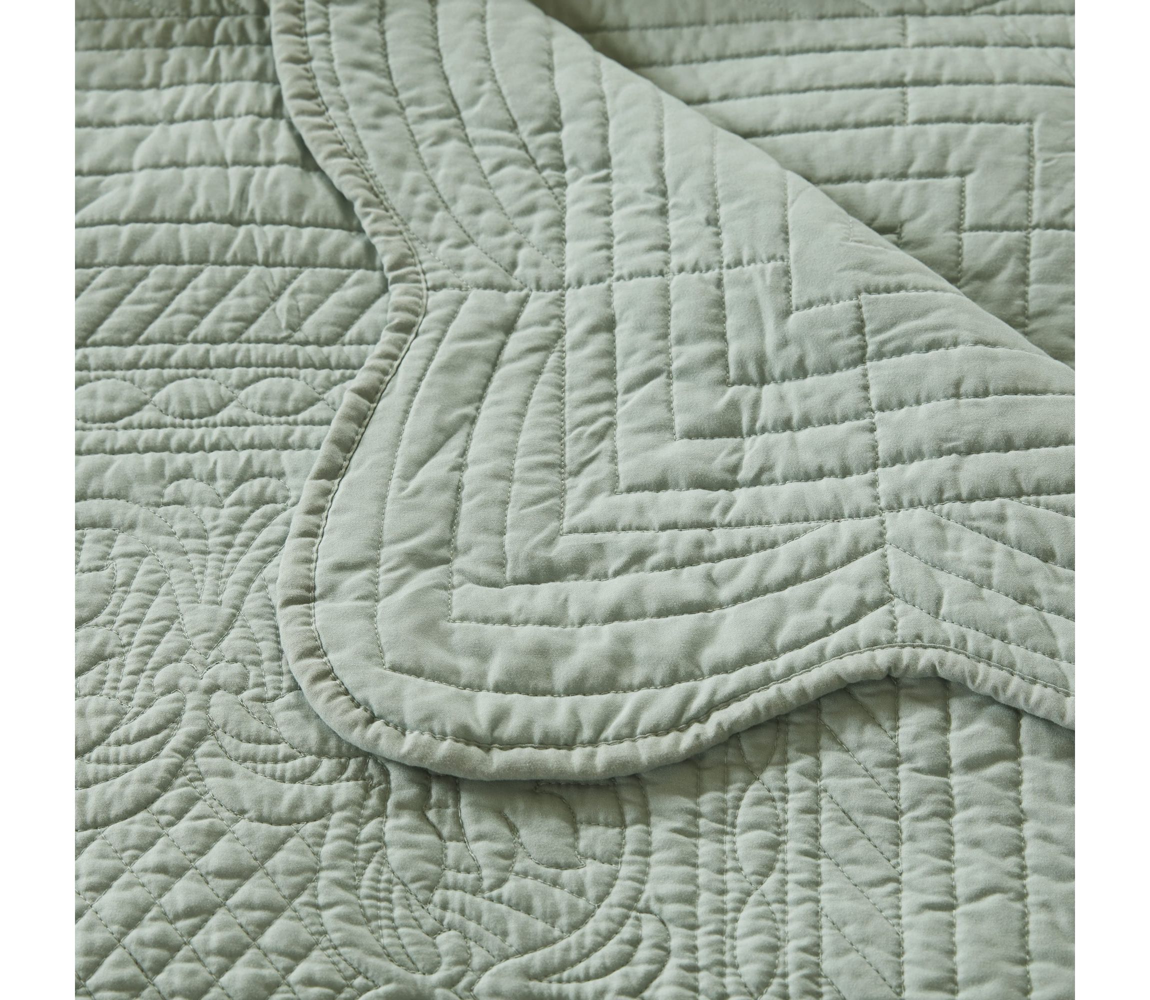 Tuscany Oversized Quilted Throw with Scalloped Edges