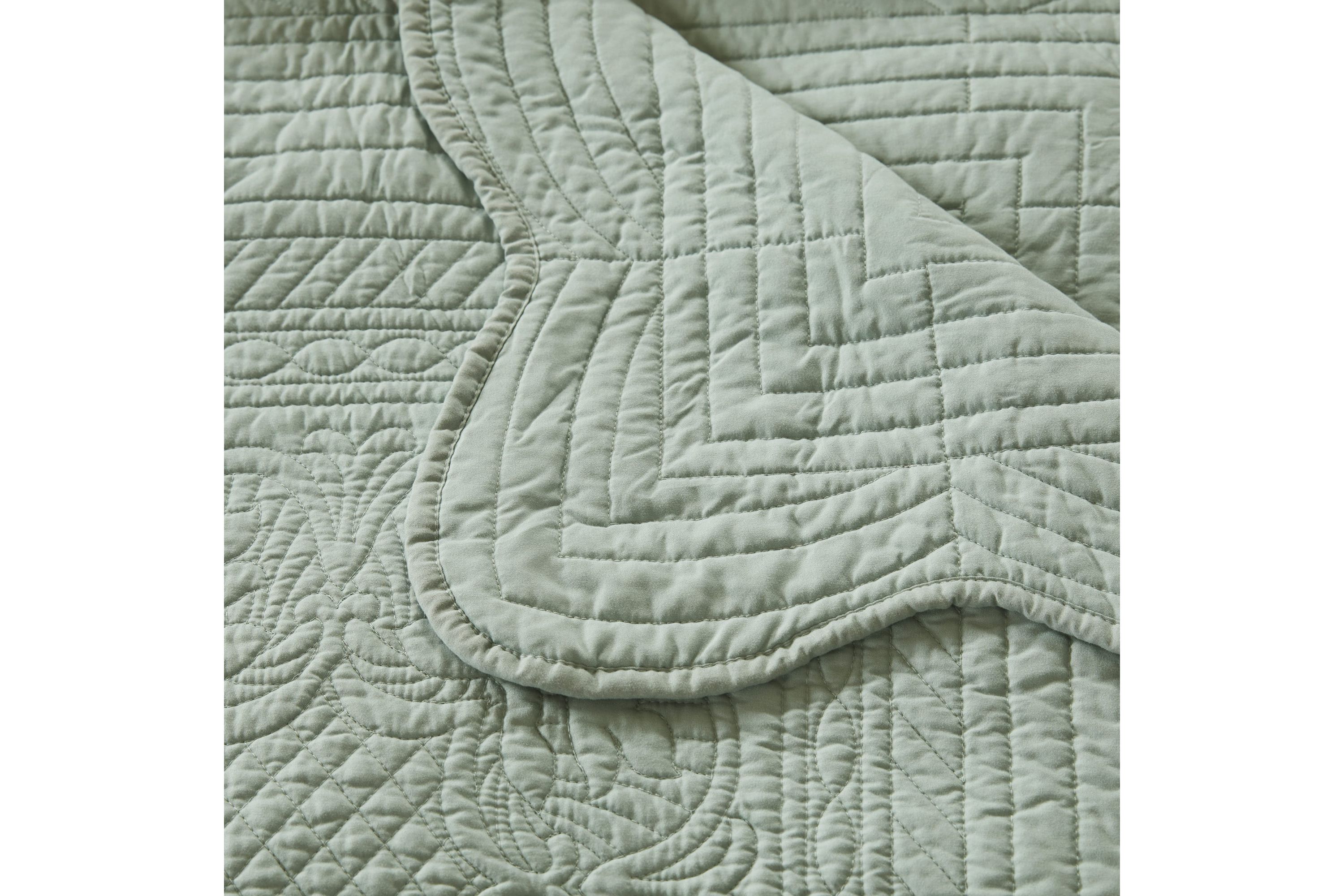Tuscany Oversized Quilted Throw with Scalloped Edges