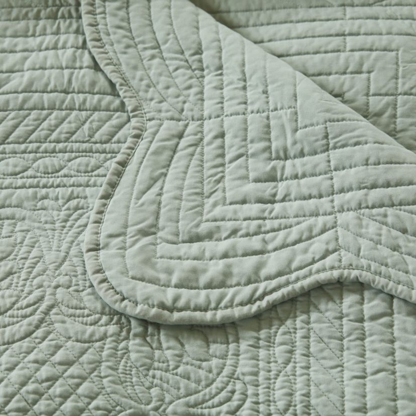 Tuscany Oversized Quilted Throw with Scalloped Edges