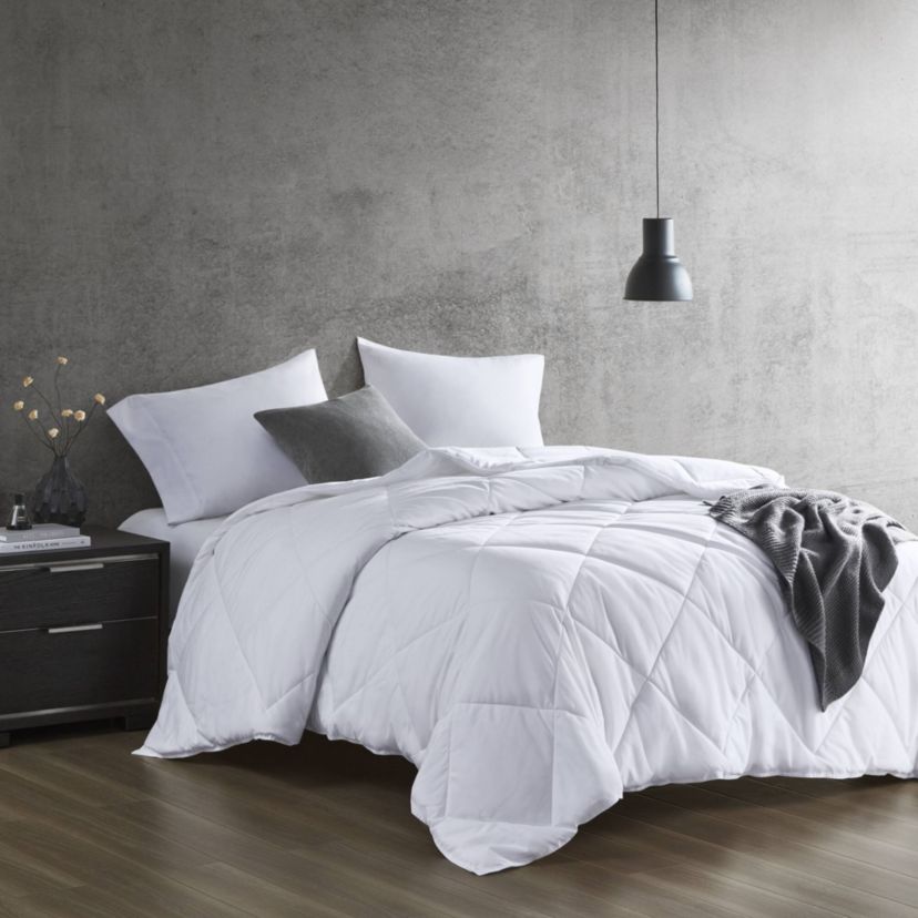 Cooling Touch Oversized Down Alternative Comforter