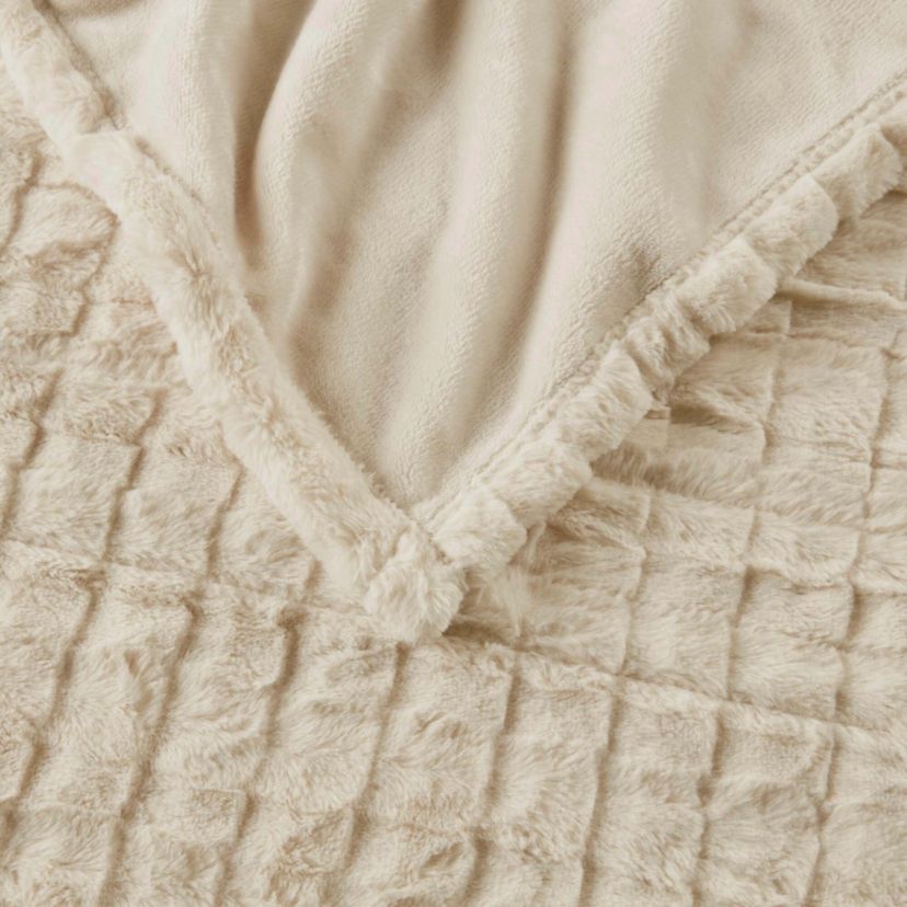 Zuri Oversized Faux Fur Heated Throw