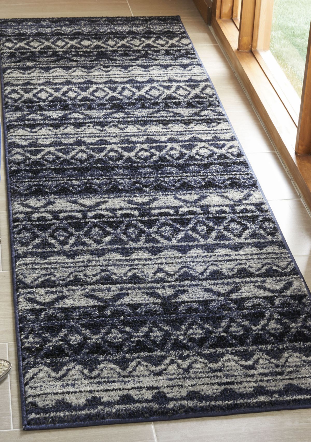 Adirondack 2 ft 6 in x 8 ft Area Rug