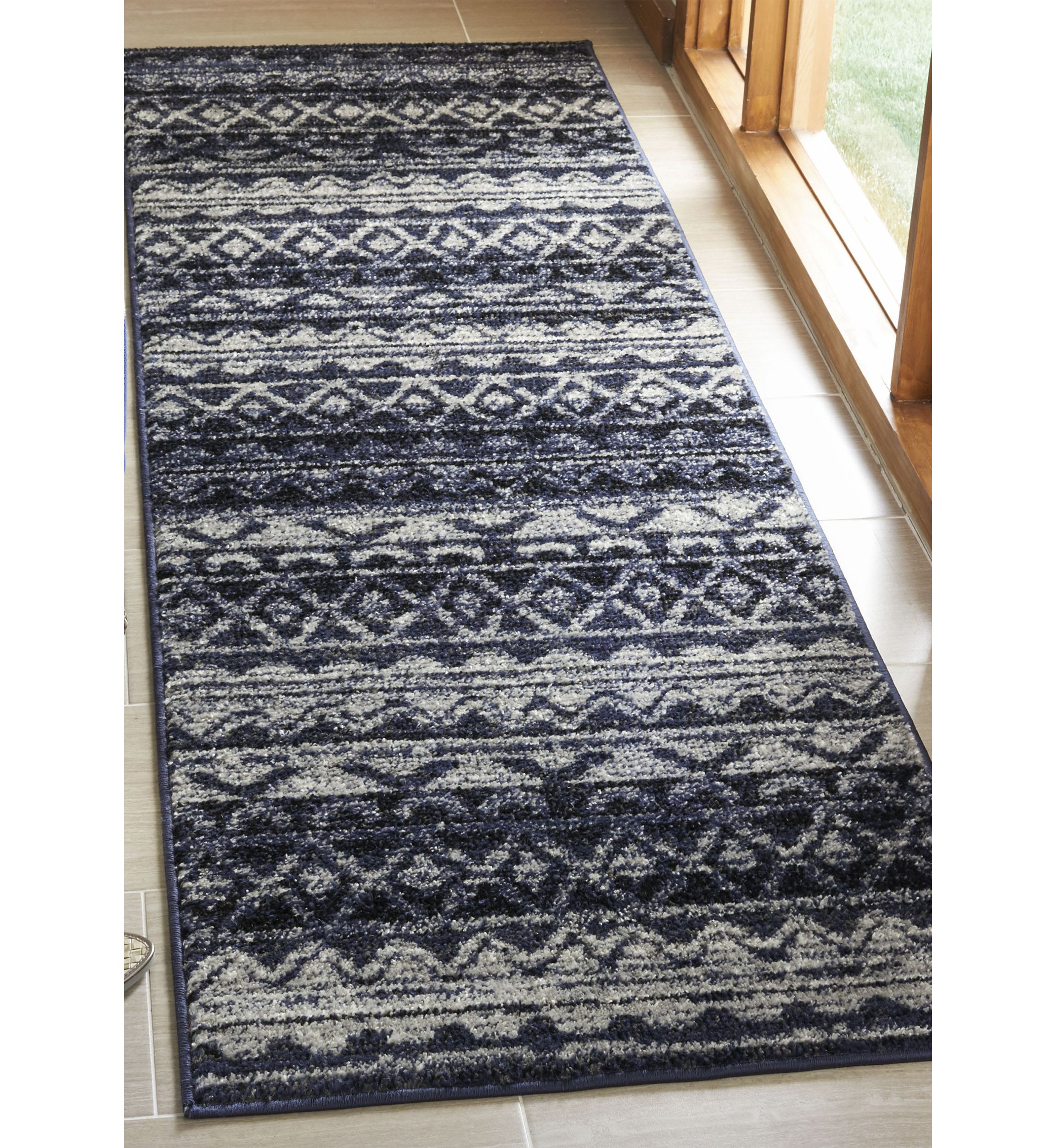 Adirondack 2 ft 6 in x 8 ft Area Rug