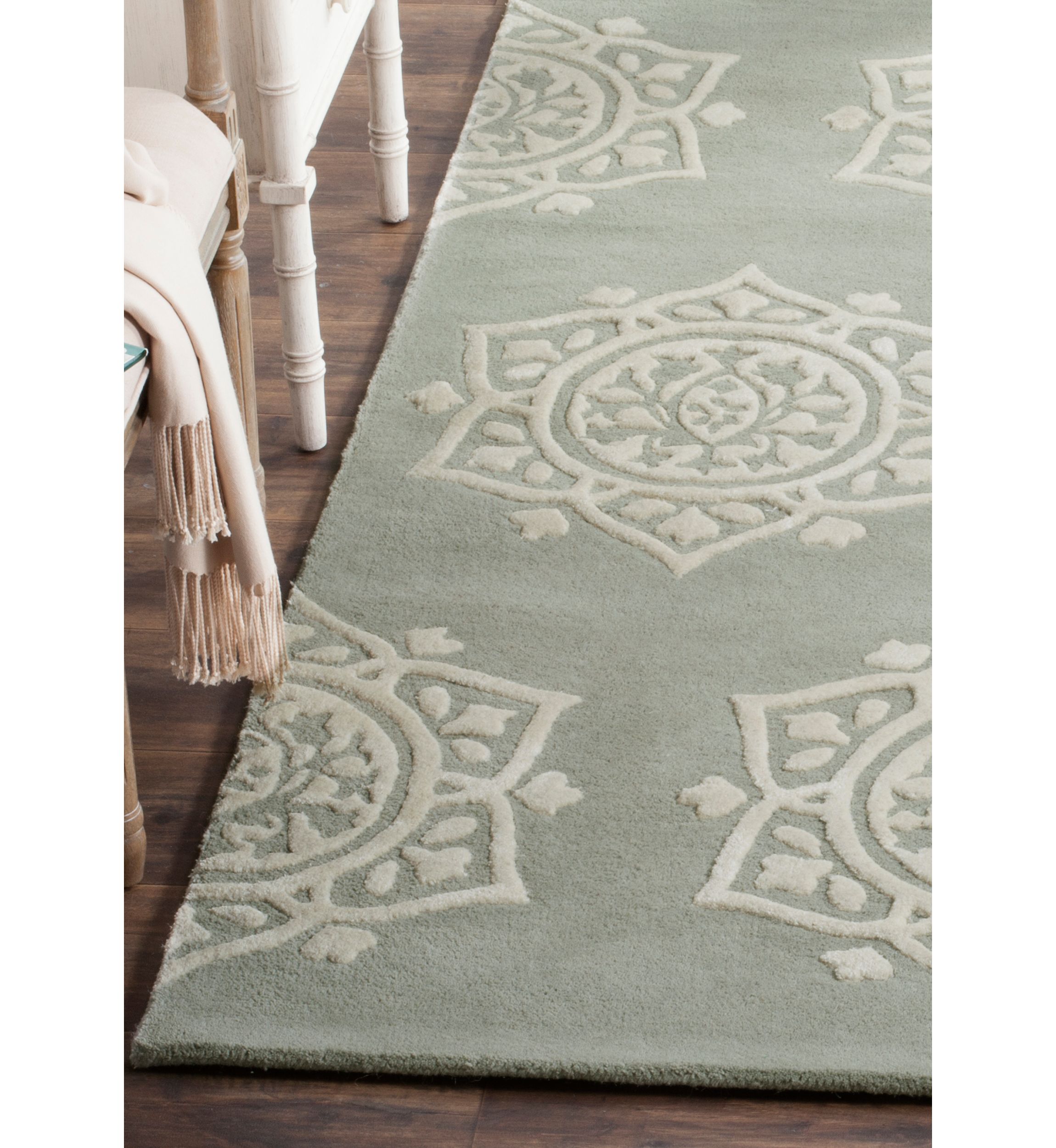 Bella Gray/Ivory 2-ft. 3-in. x 7-ft. Area Rug