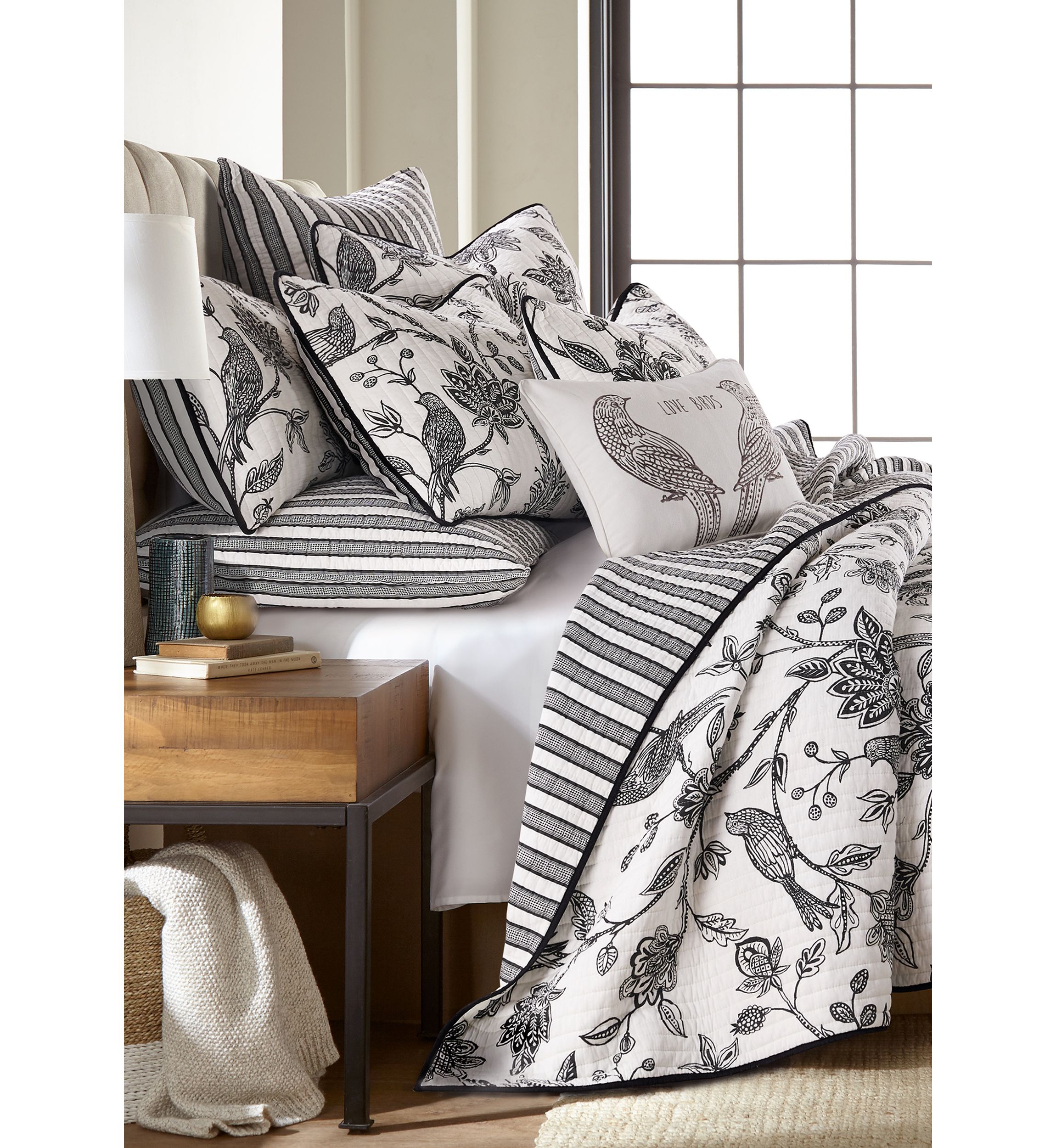 Tanzie Black Quilt Set