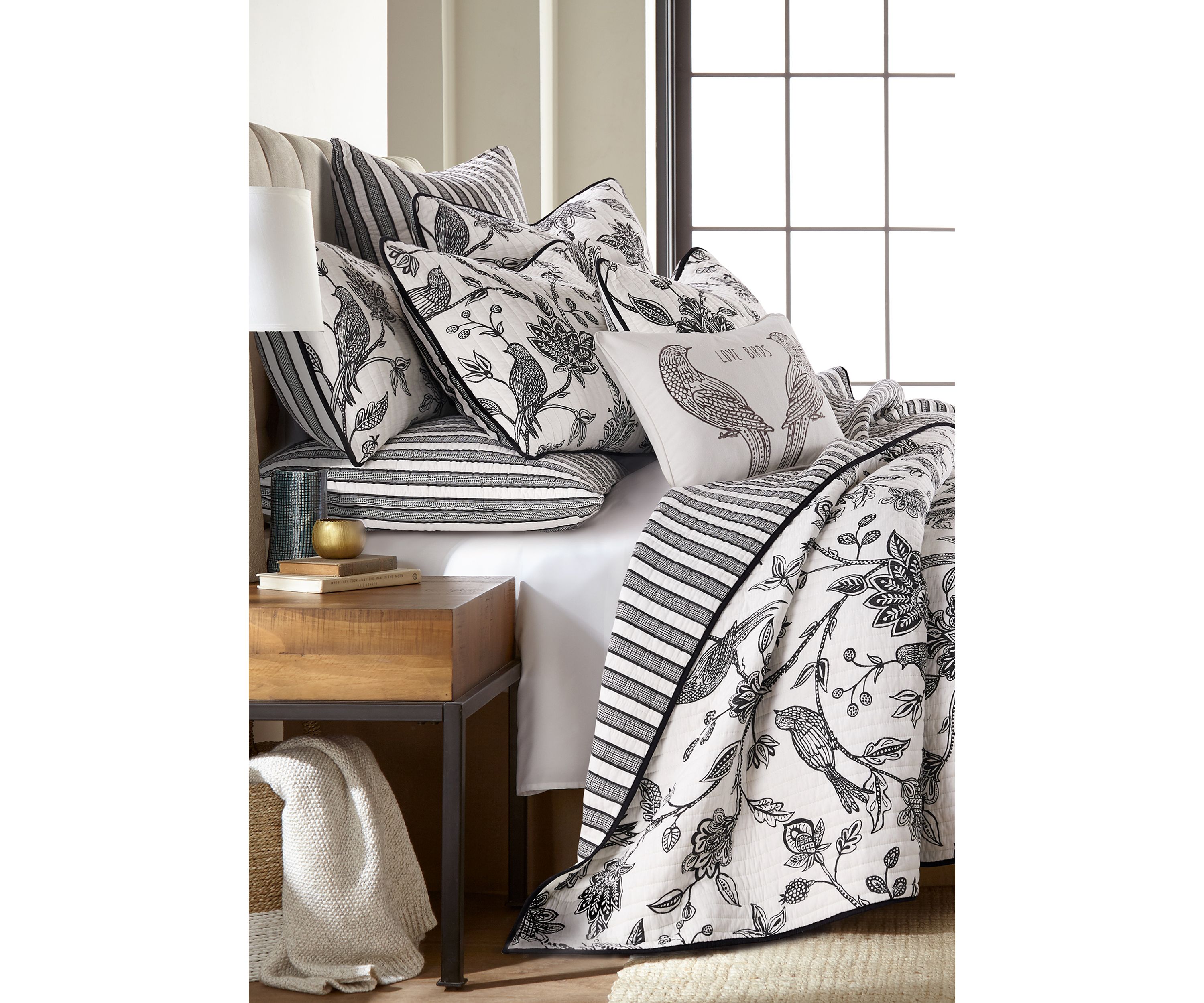 Tanzie Black Quilt Set