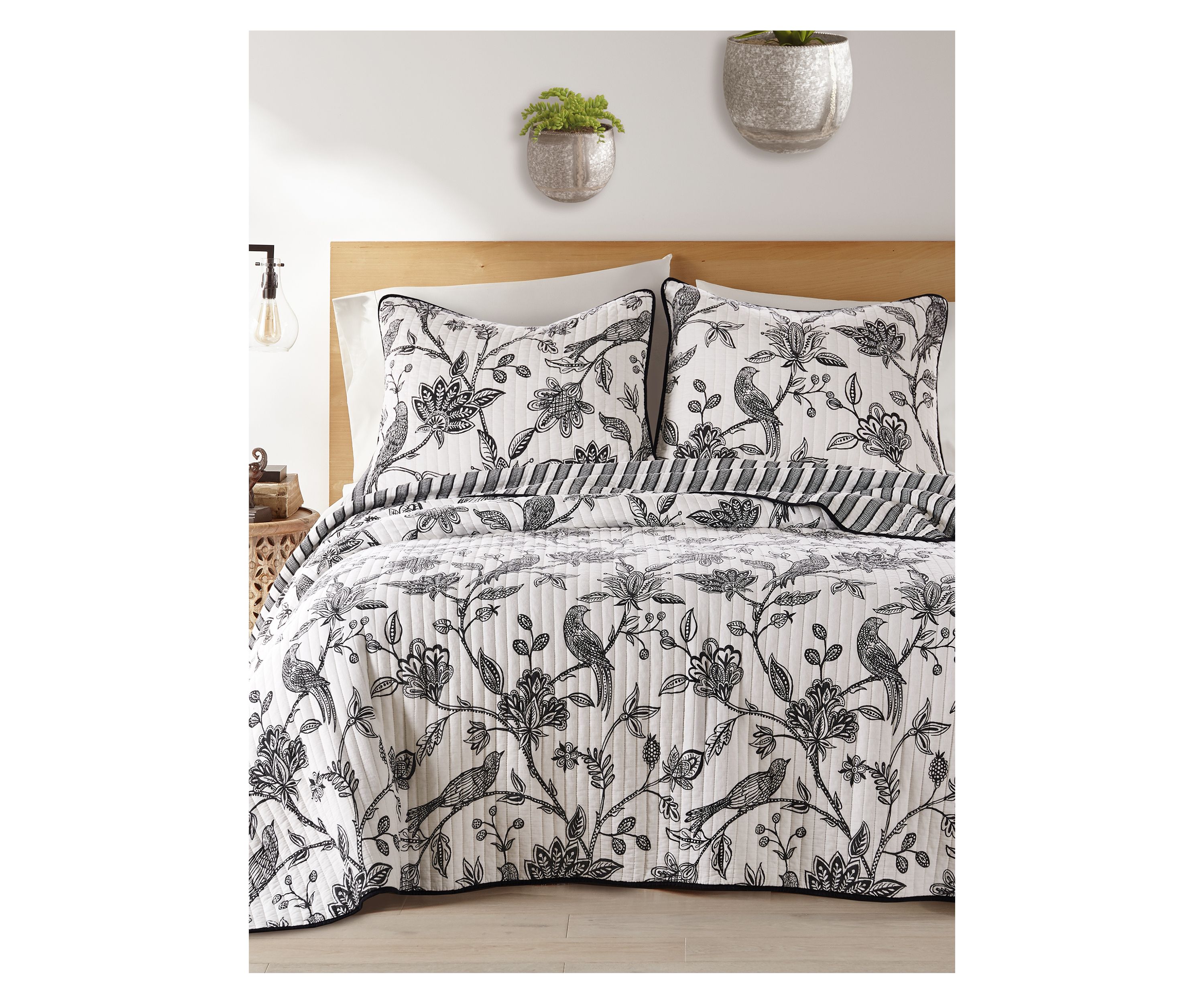 Tanzie Black Quilt Set