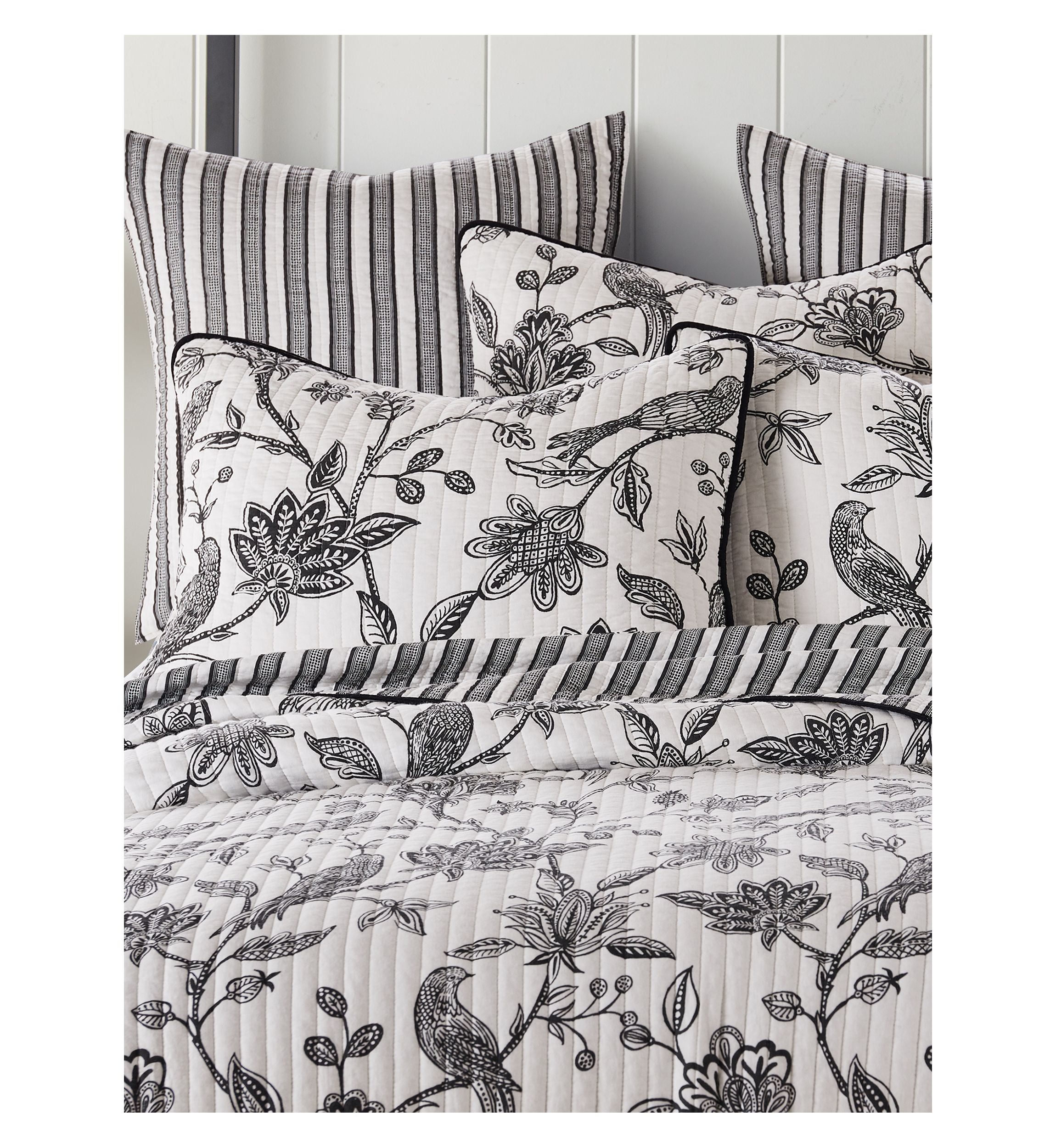 Tanzie Black Quilt Set