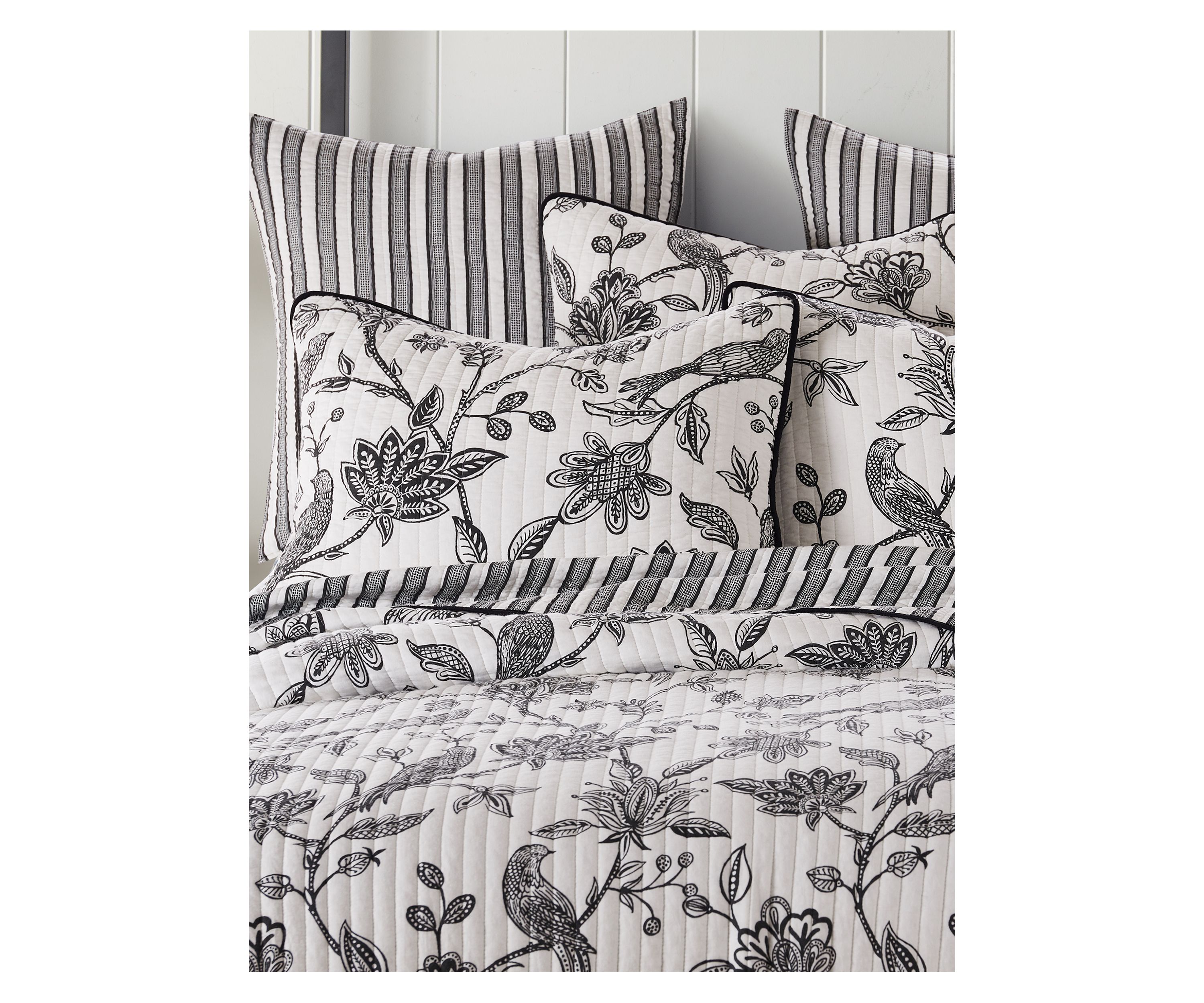 Tanzie Black Quilt Set