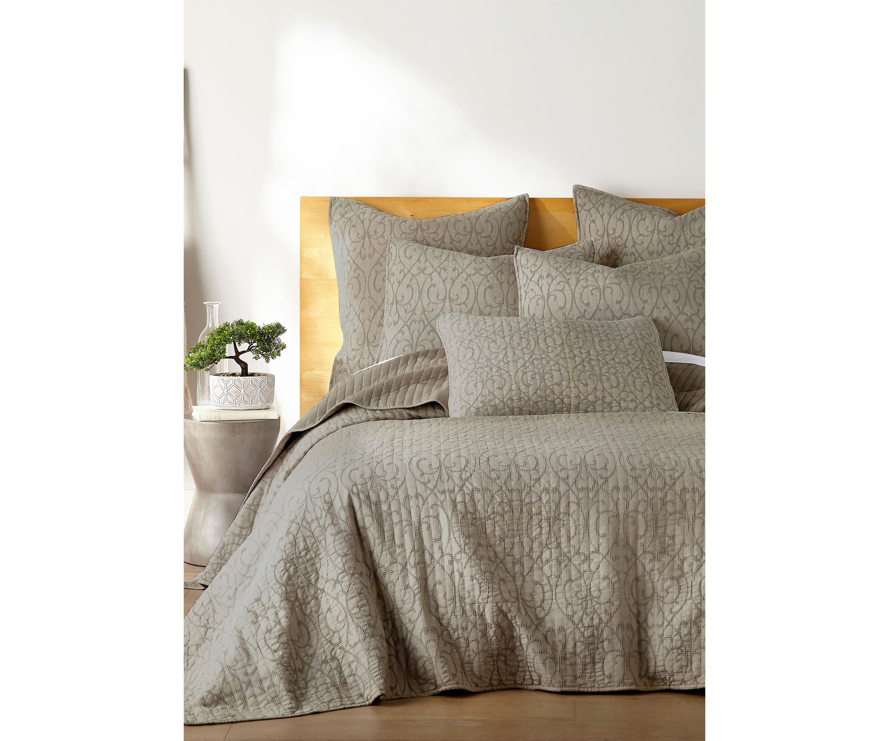 Beckett Cream Quilt Set